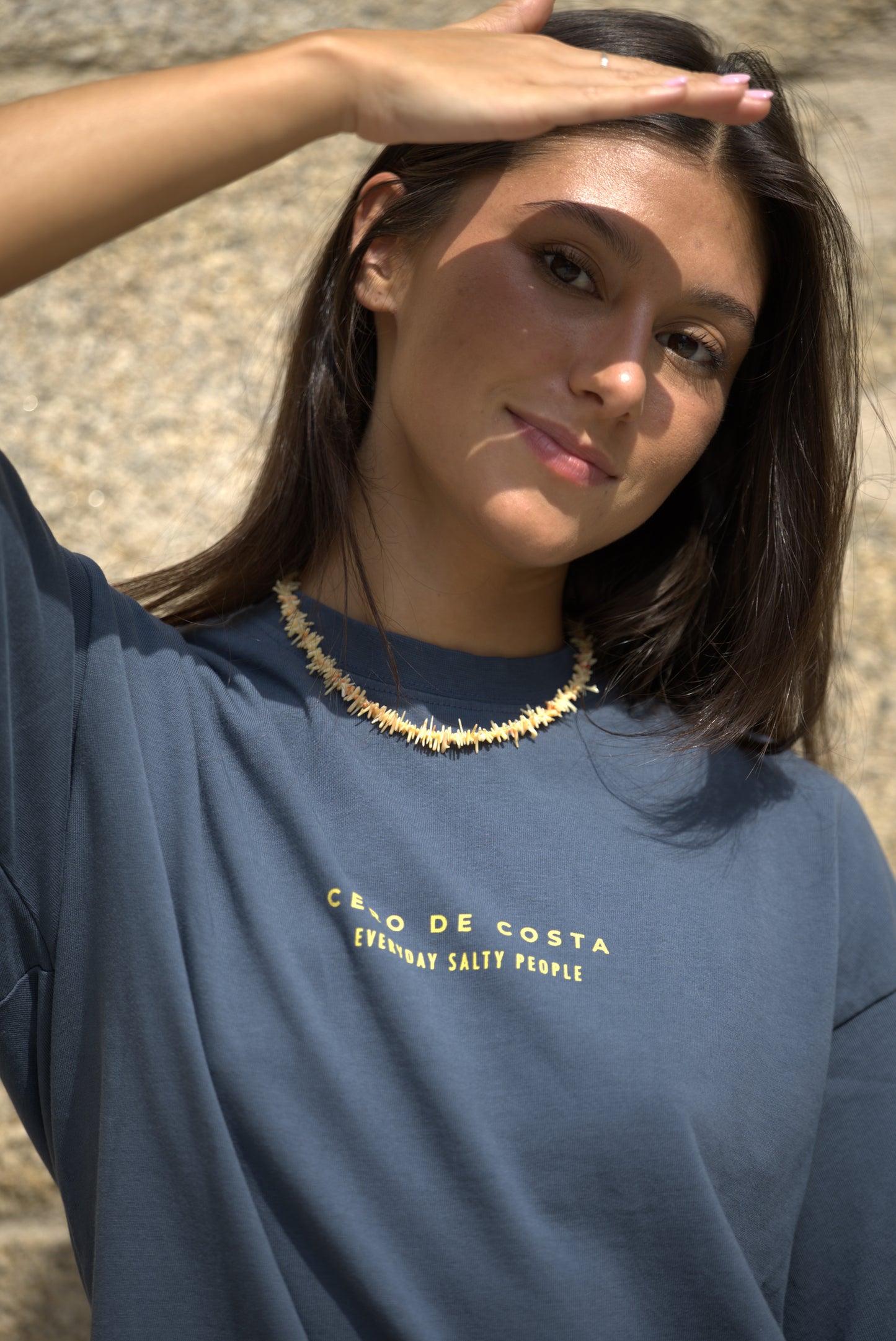 CAMISETA ANTRACITA/AMARILLO "PLAYAS RAZO"