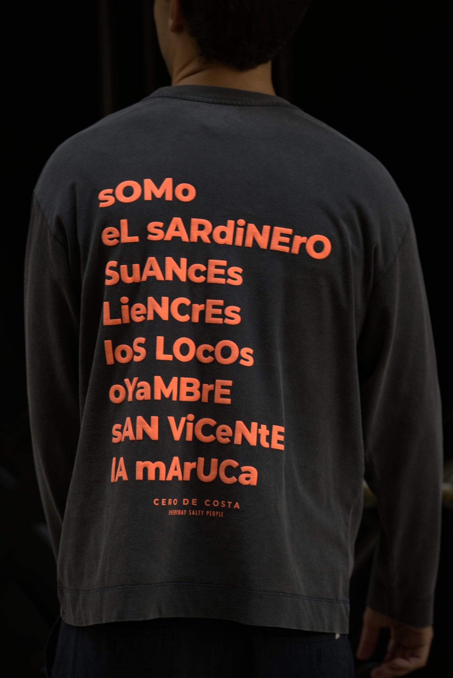 CAMISETA ANTRACITA/NARANJA-FLÚOR "CANTABRIA" MANGA LARGA