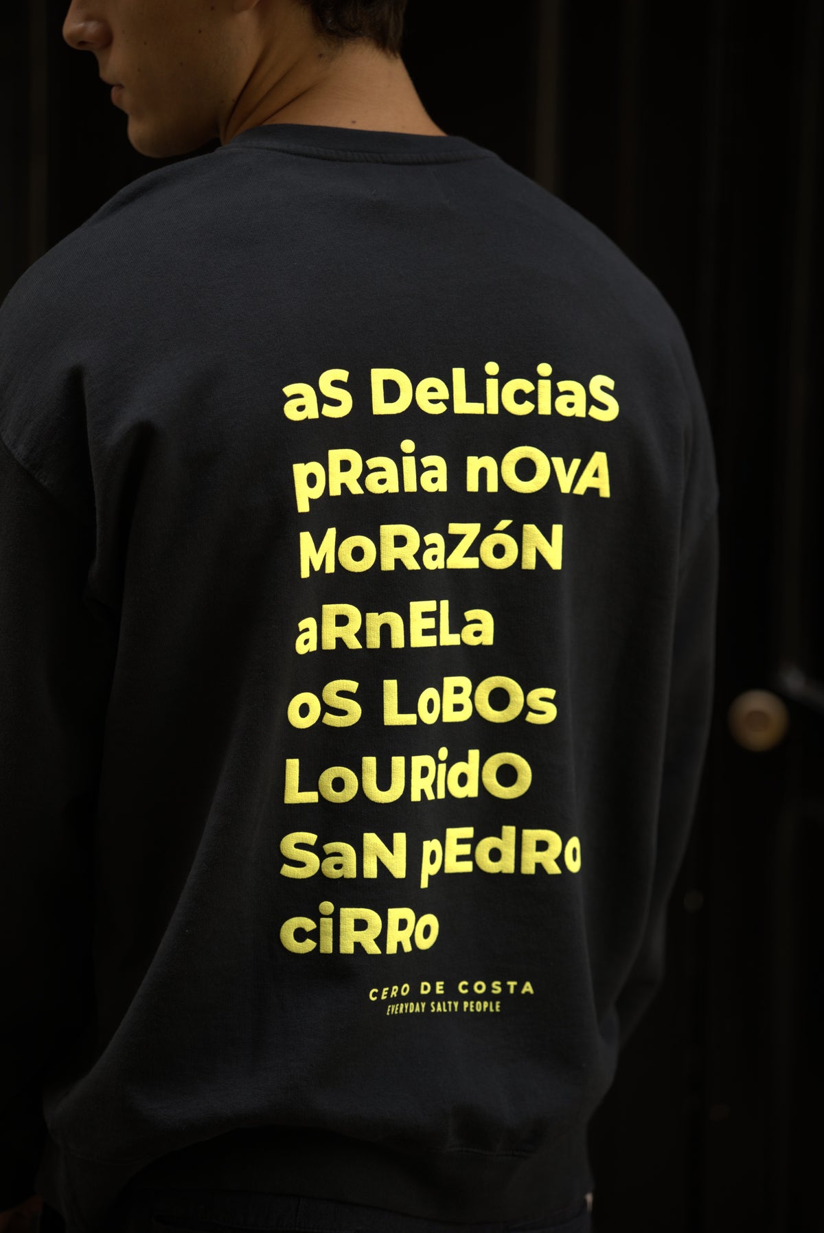 Sudadera antracita y amarillo flúor diseño Sada de Cero de Costa, delante