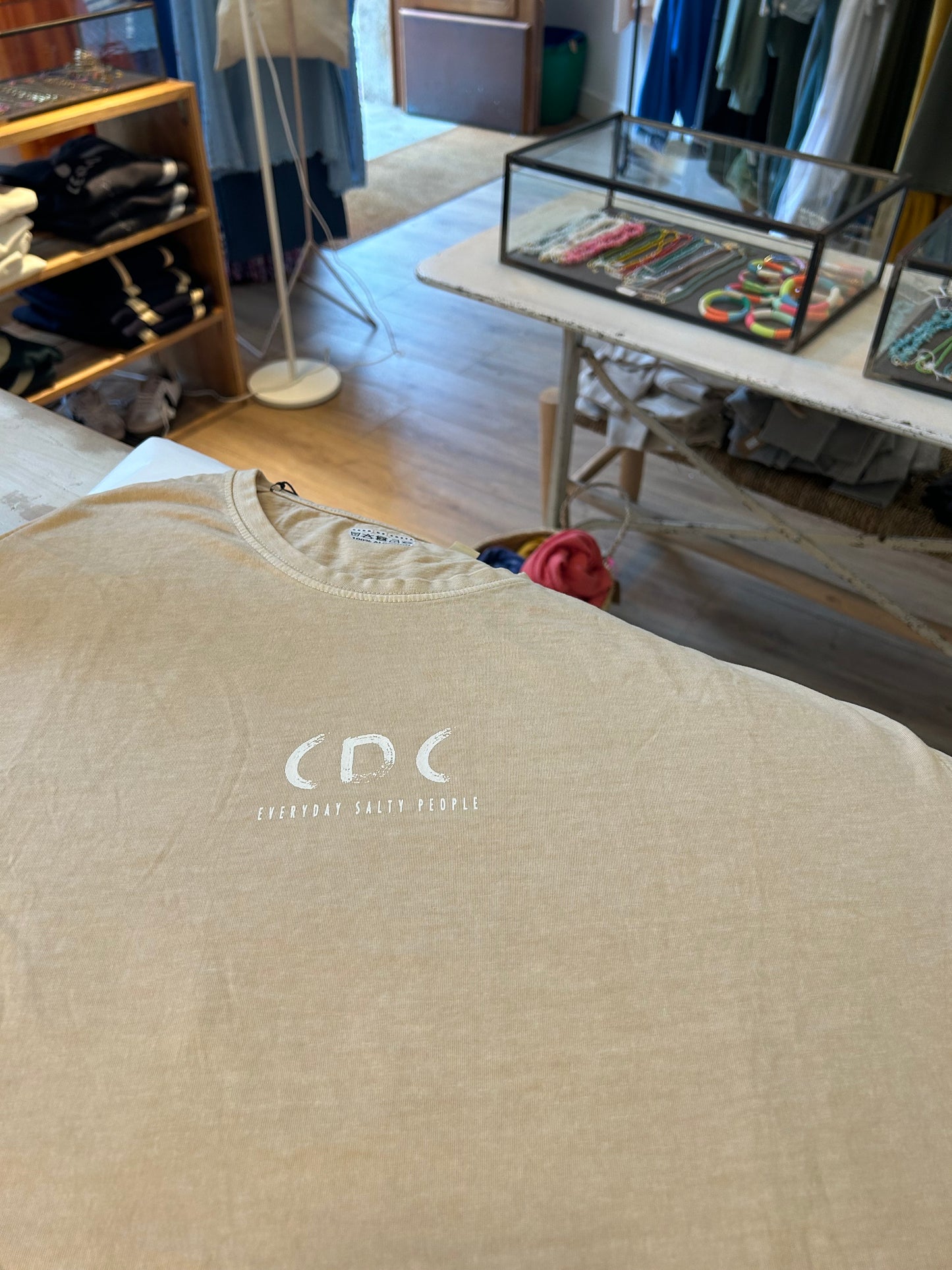 CAMISETA AMARILLA LAVADA A LA PIEDRA