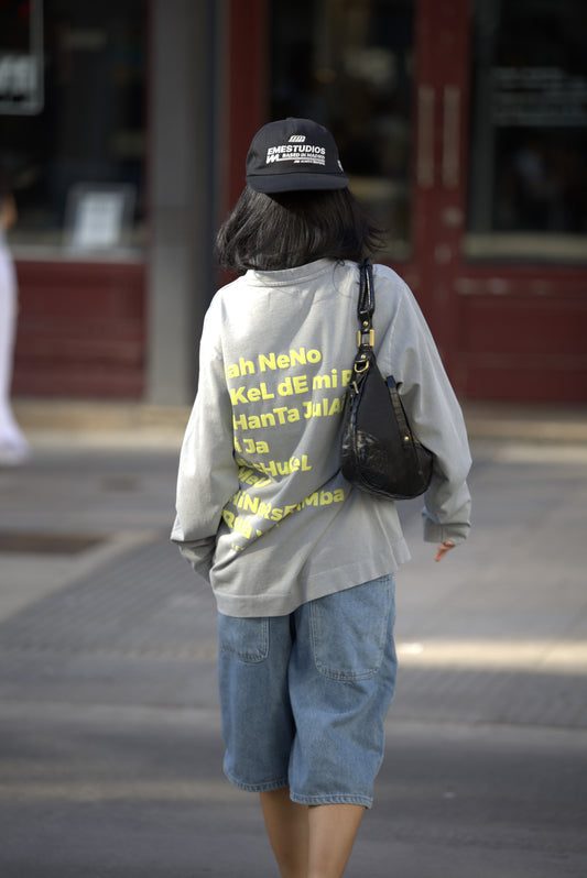 CAMISETA GRIS/AMARILLO "KORU CITY" MANGA LARGA