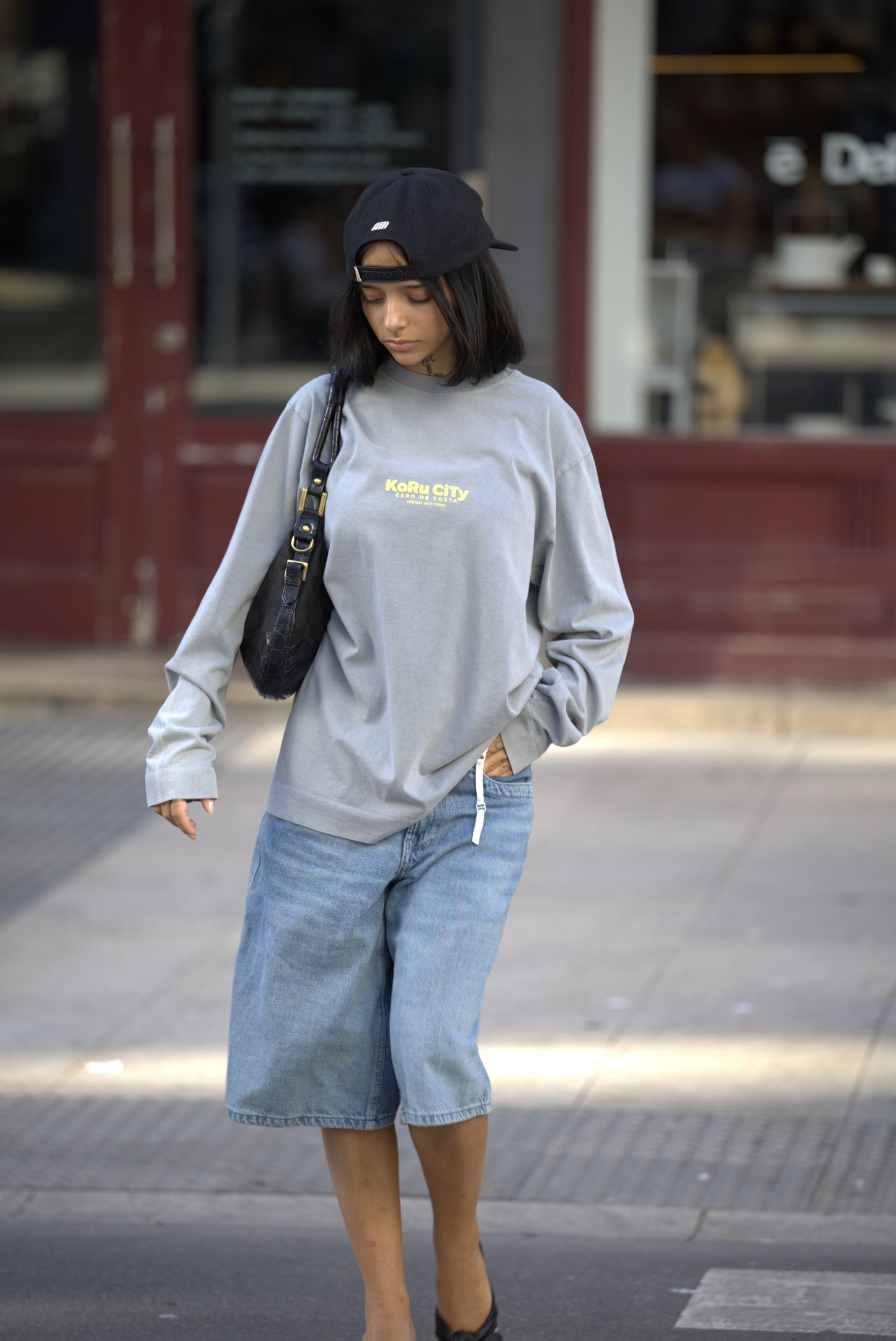 CAMISETA GRIS/AMARILLO "KORU CITY" MANGA LARGA