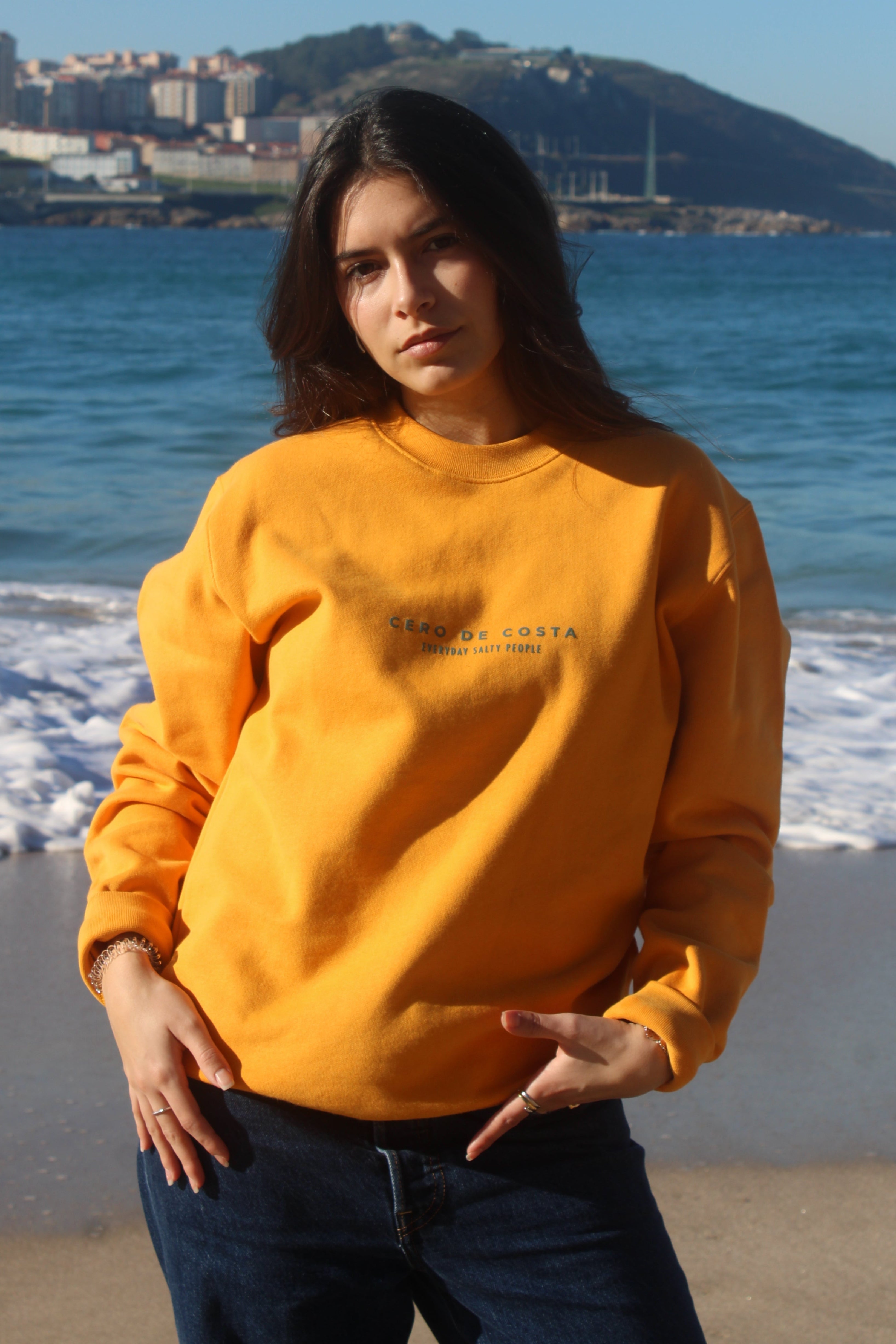 SUDADERA AMARILLO MELOCOTÓN/AZUL "CERO DE COSTA" PLAYAS SURF