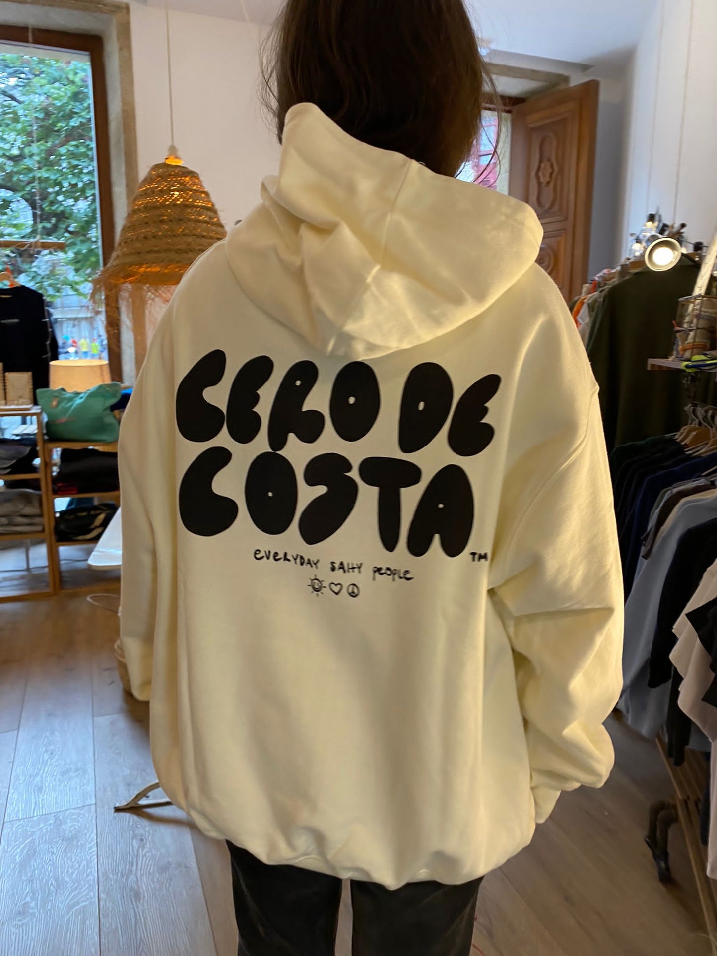 SUDADERA NATA OVERSIZED CON CAPUCHA