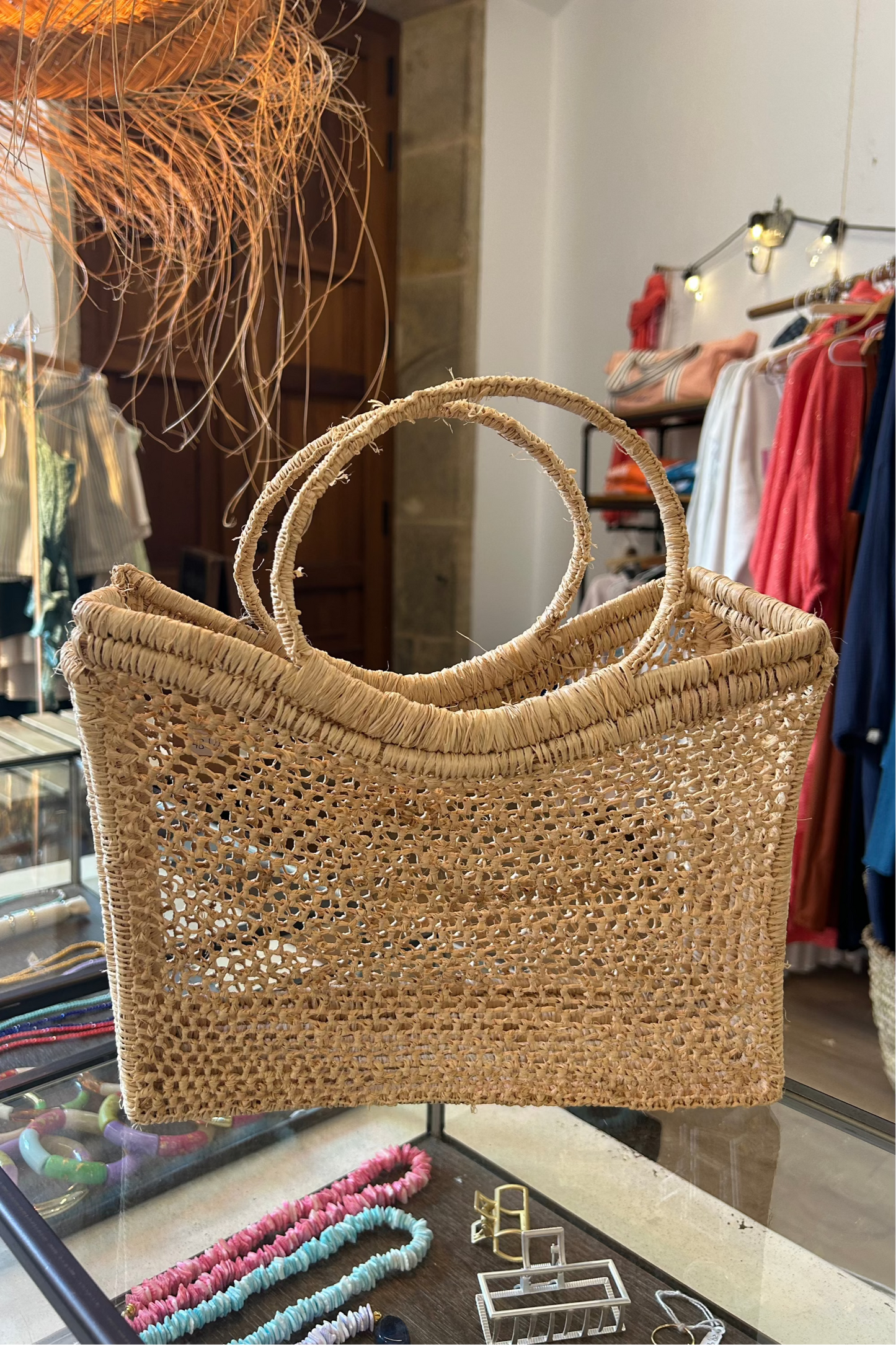 Bolso hecho a mano de ratán.