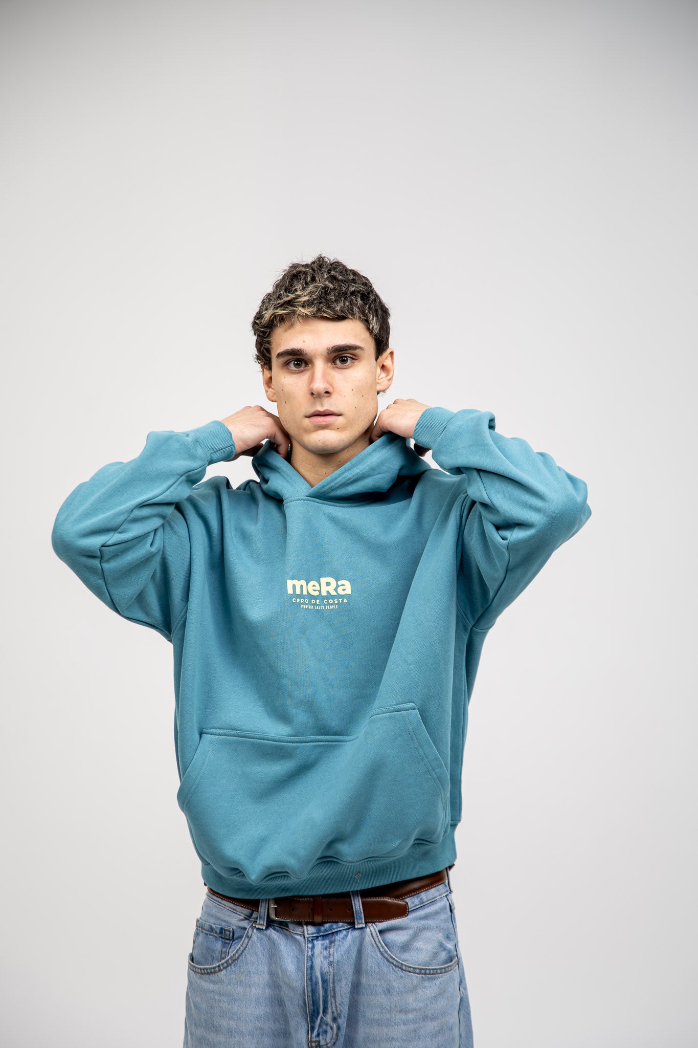 SUDADERA AZUL/AMARILLO "MERA" CON CAPUCHA