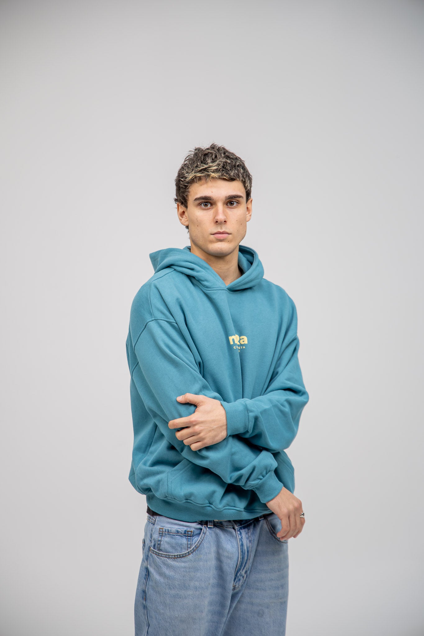 SUDADERA AZUL/AMARILLO "MERA" CON CAPUCHA