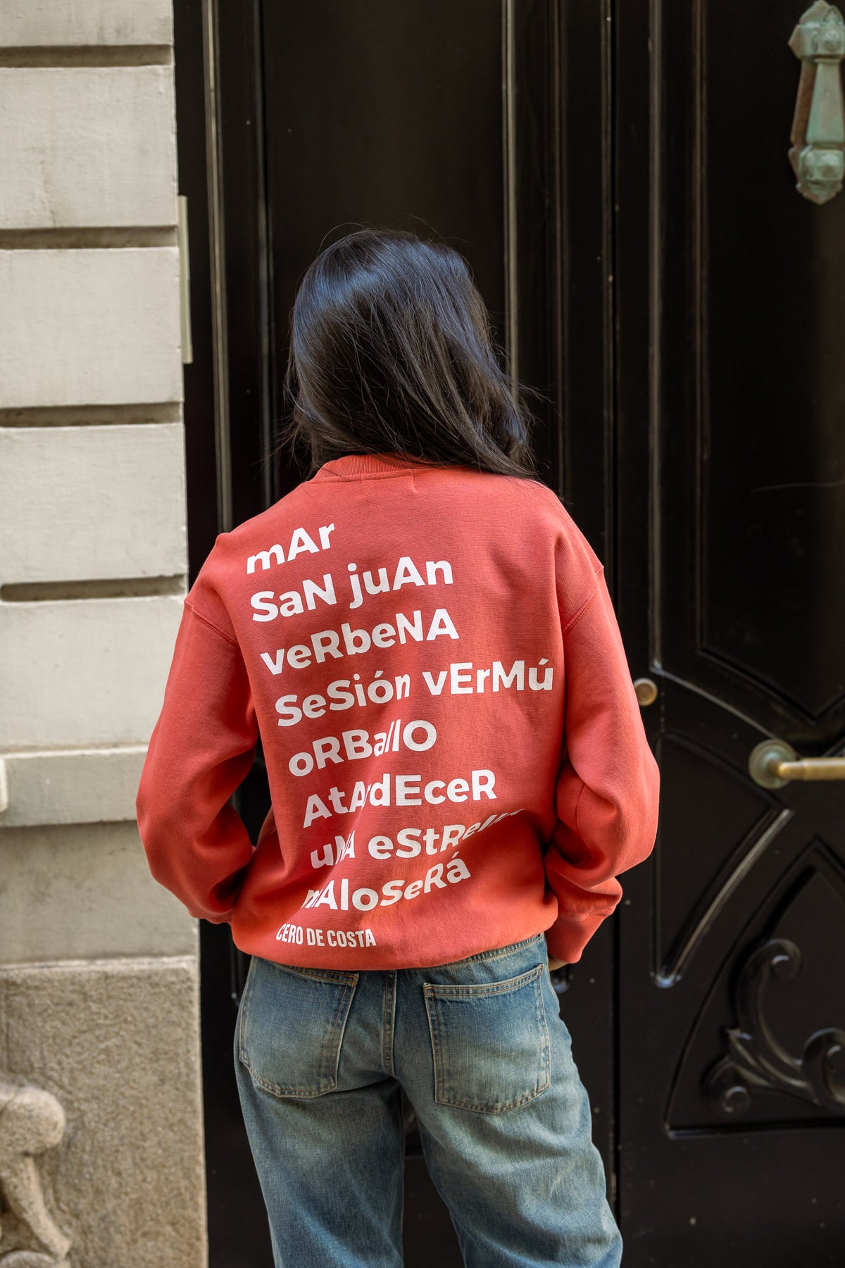 Sudadera rojo lavado y blanca diseño Morriña de Cero de Costa, detrás