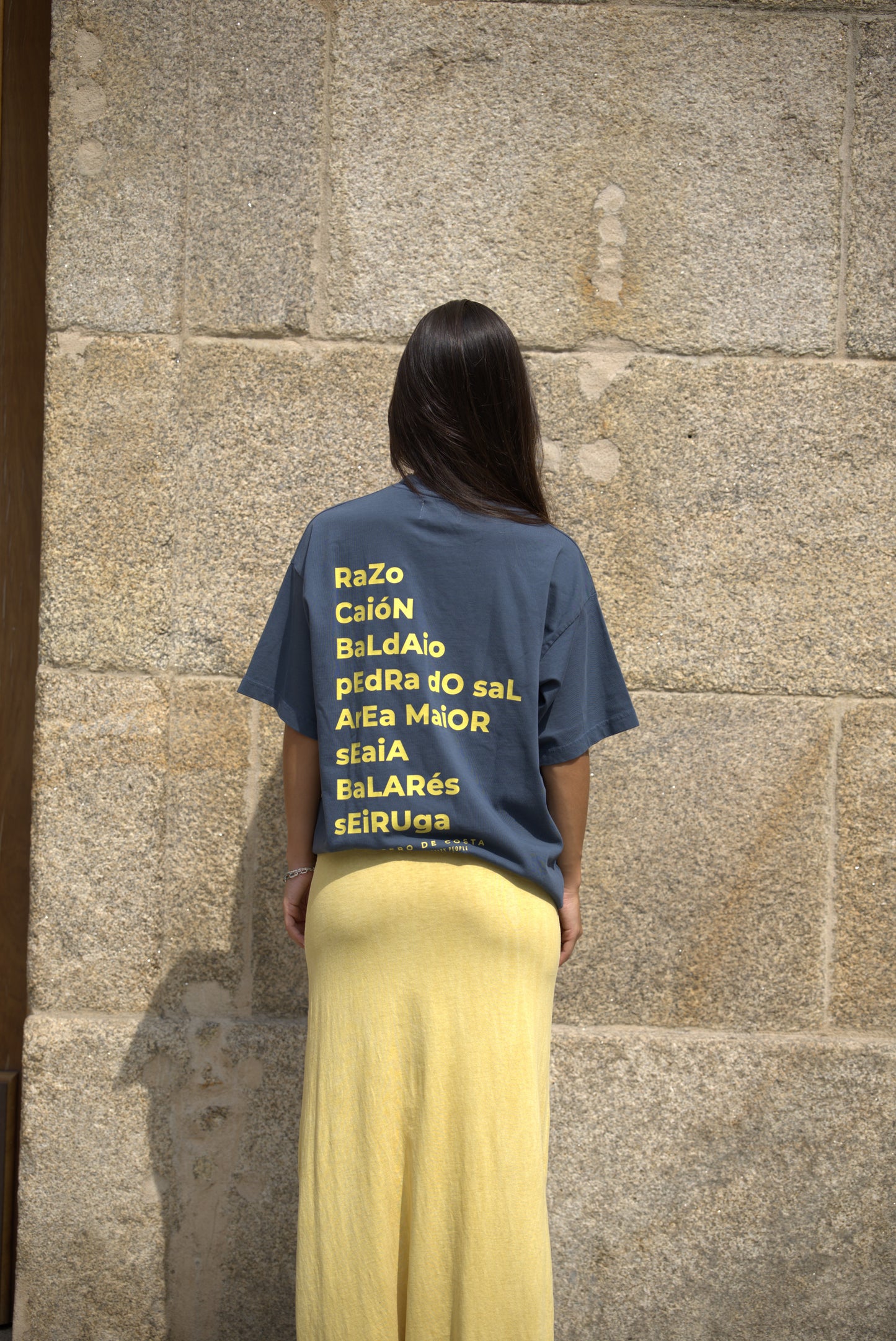 CAMISETA ANTRACITA/AMARILLO "PLAYAS RAZO"