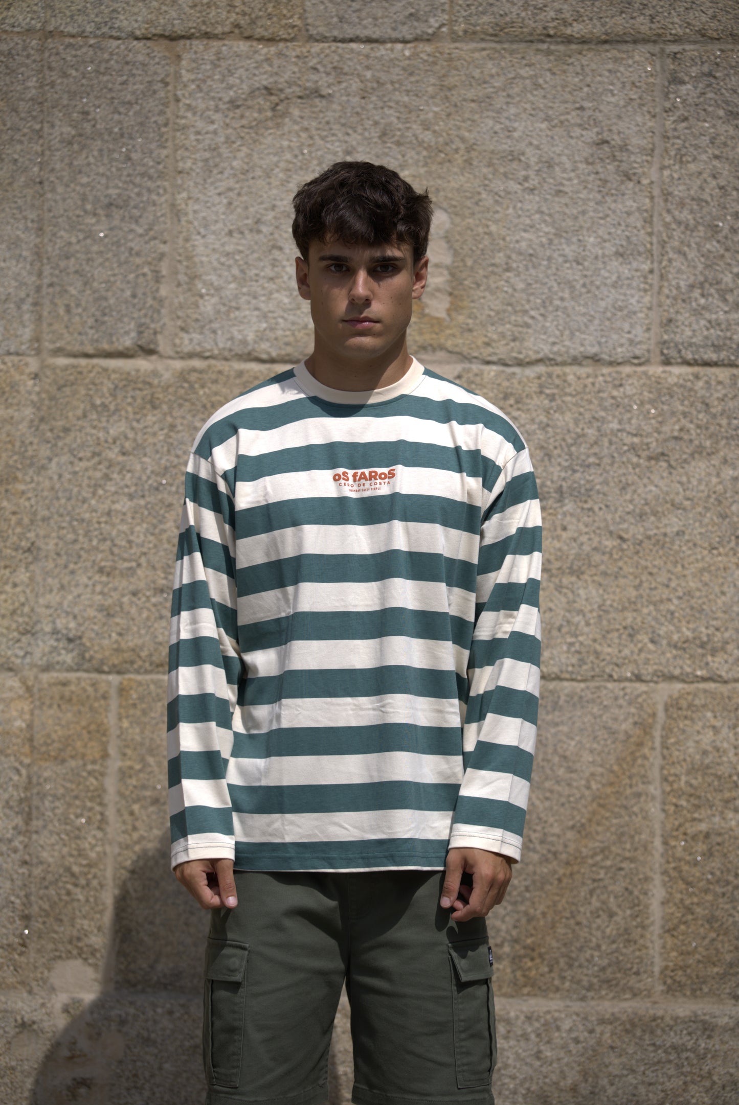 CAMISETA VERDE/BEIGE "OS FAROS" RAYAS