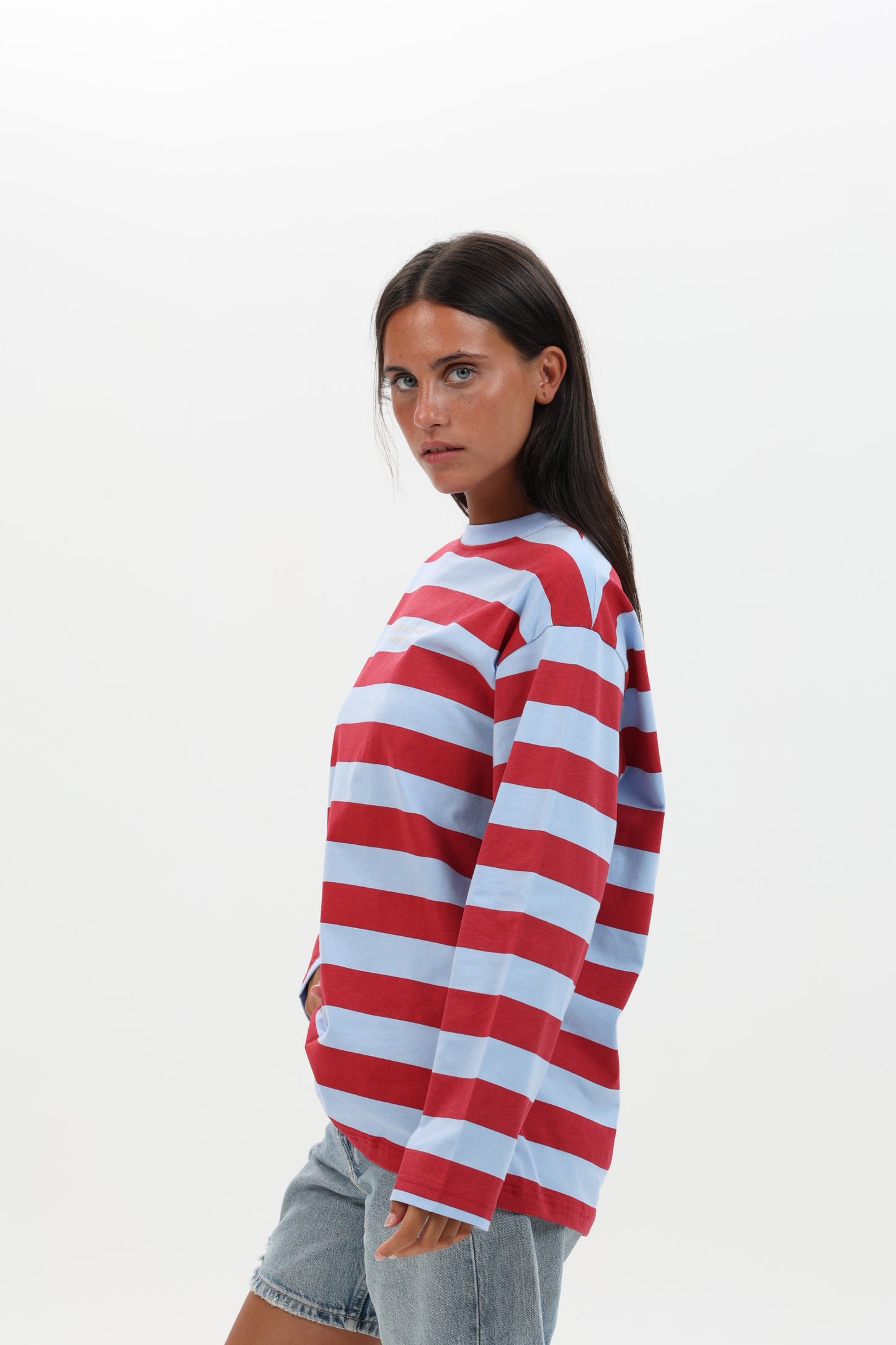 CAMISETA ROJO/CELESTE "PLAYAS SURF" RAYAS