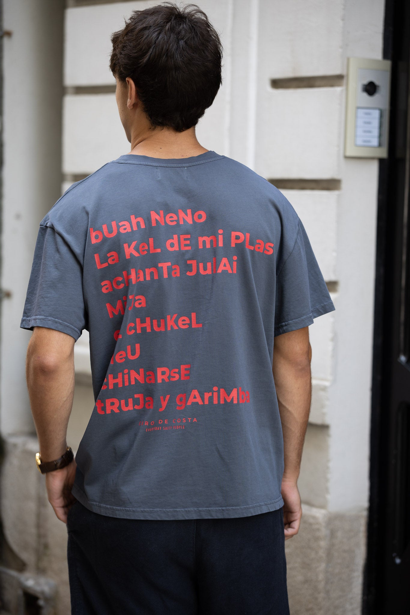 CAMISETA ANTRACITA/QUISQUILLA “KORU CITY"