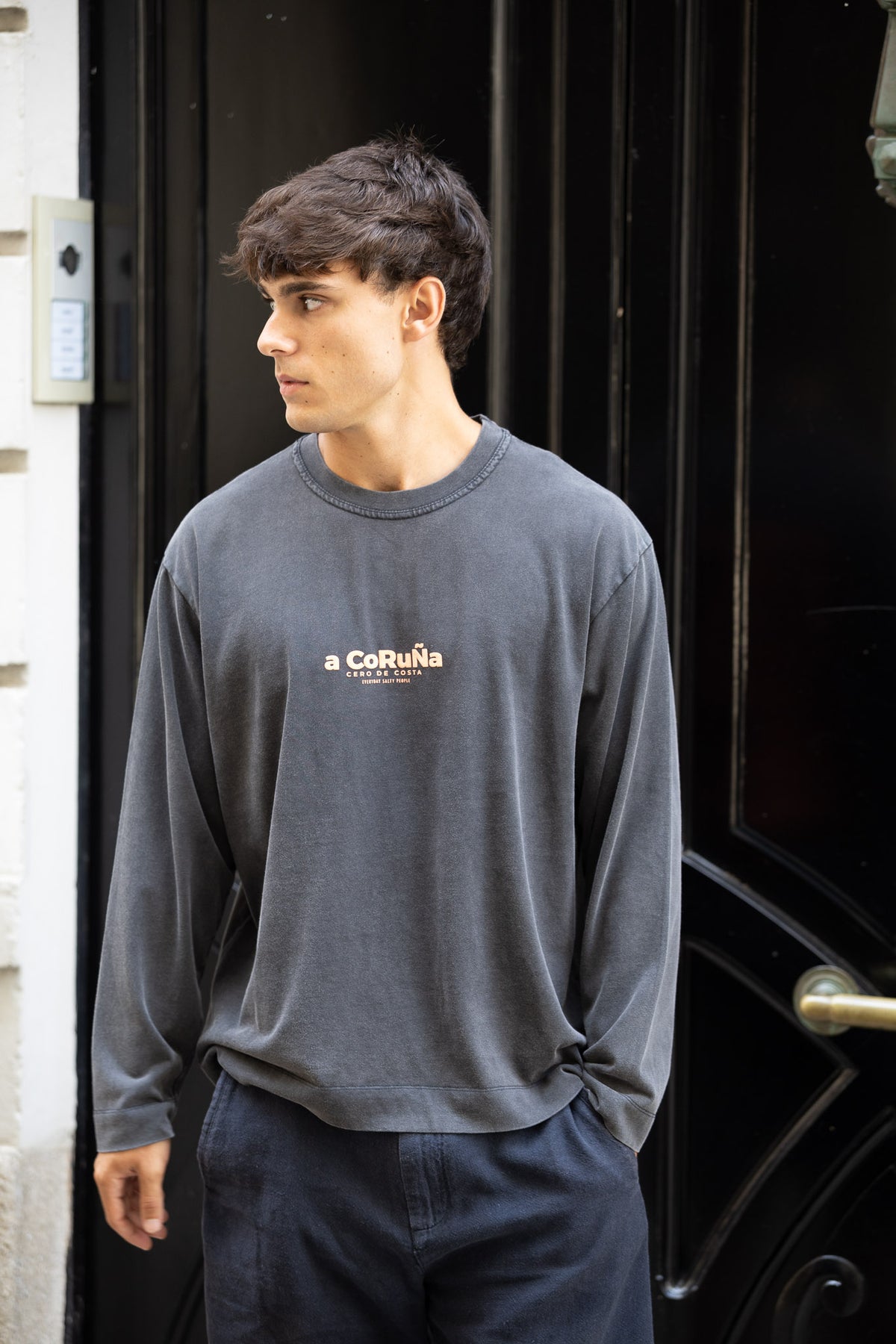 Camiseta manga larga antracita y naranja flúor diseño A Coruña de Cero de Costa, delante