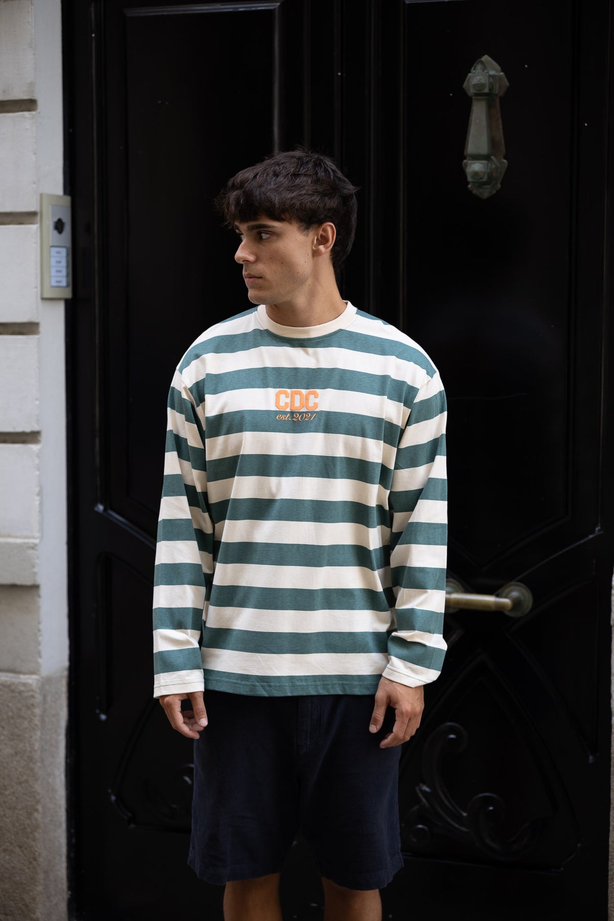 Camiseta de rayas verde y beige diseño CDC Logo de Cero de Costa, delante
