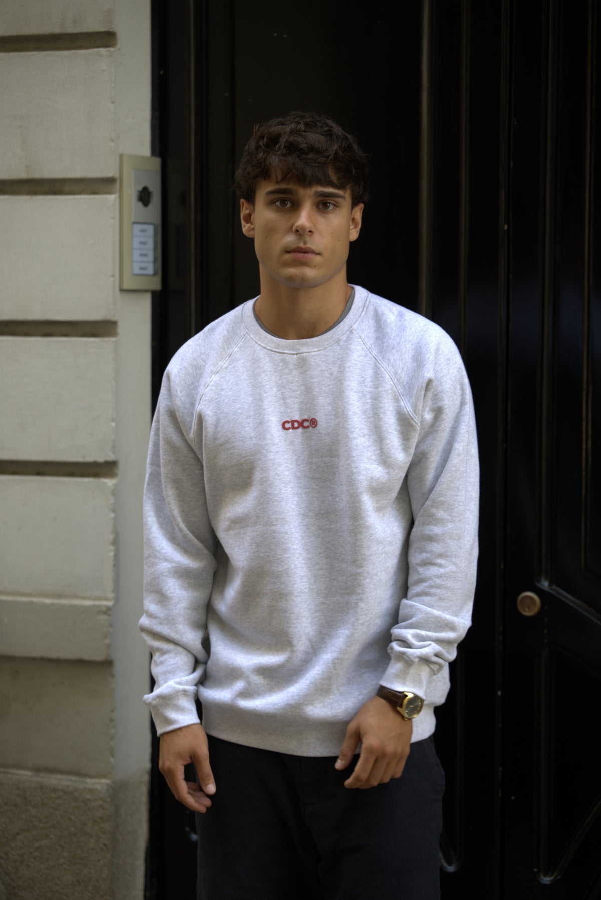 Sudadera gris y roja diseño Not Only Logo de Cero de Costa, delante