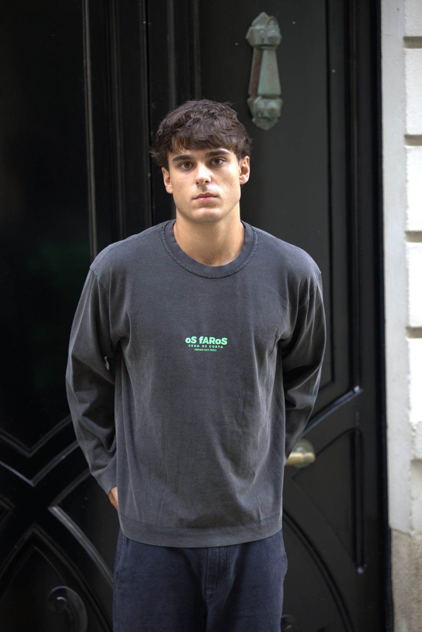 CAMISETA ANTRACITA/VERDE-FLÚOR "OS FAROS" MANGA LARGA