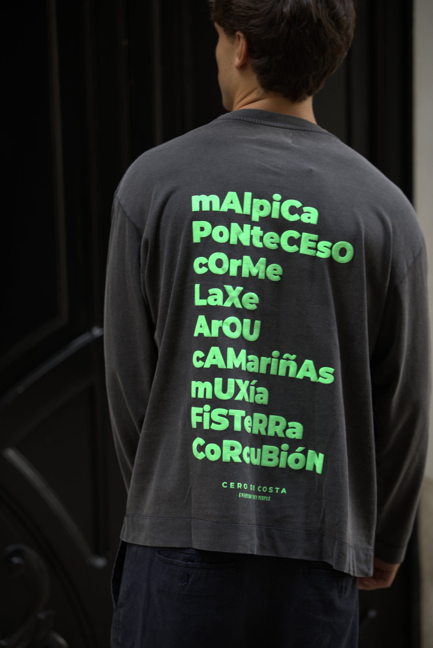 CAMISETA ANTRACITA/VERDE-FLÚOR "OS FAROS" MANGA LARGA