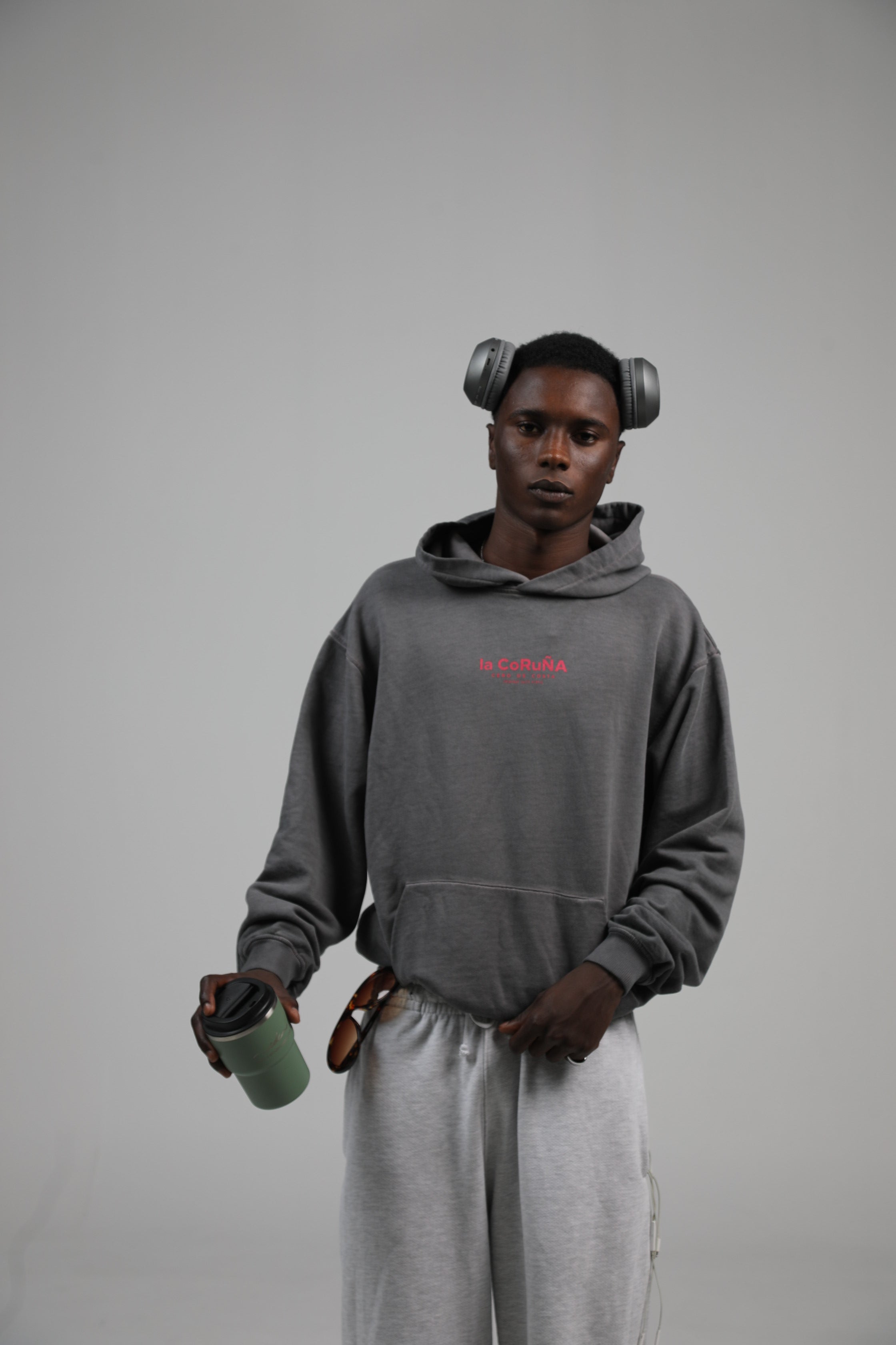 SUDADERA GRIS/ROJO "LA CORUÑA" PLAYAS CIUDAD CON CAPUCHA