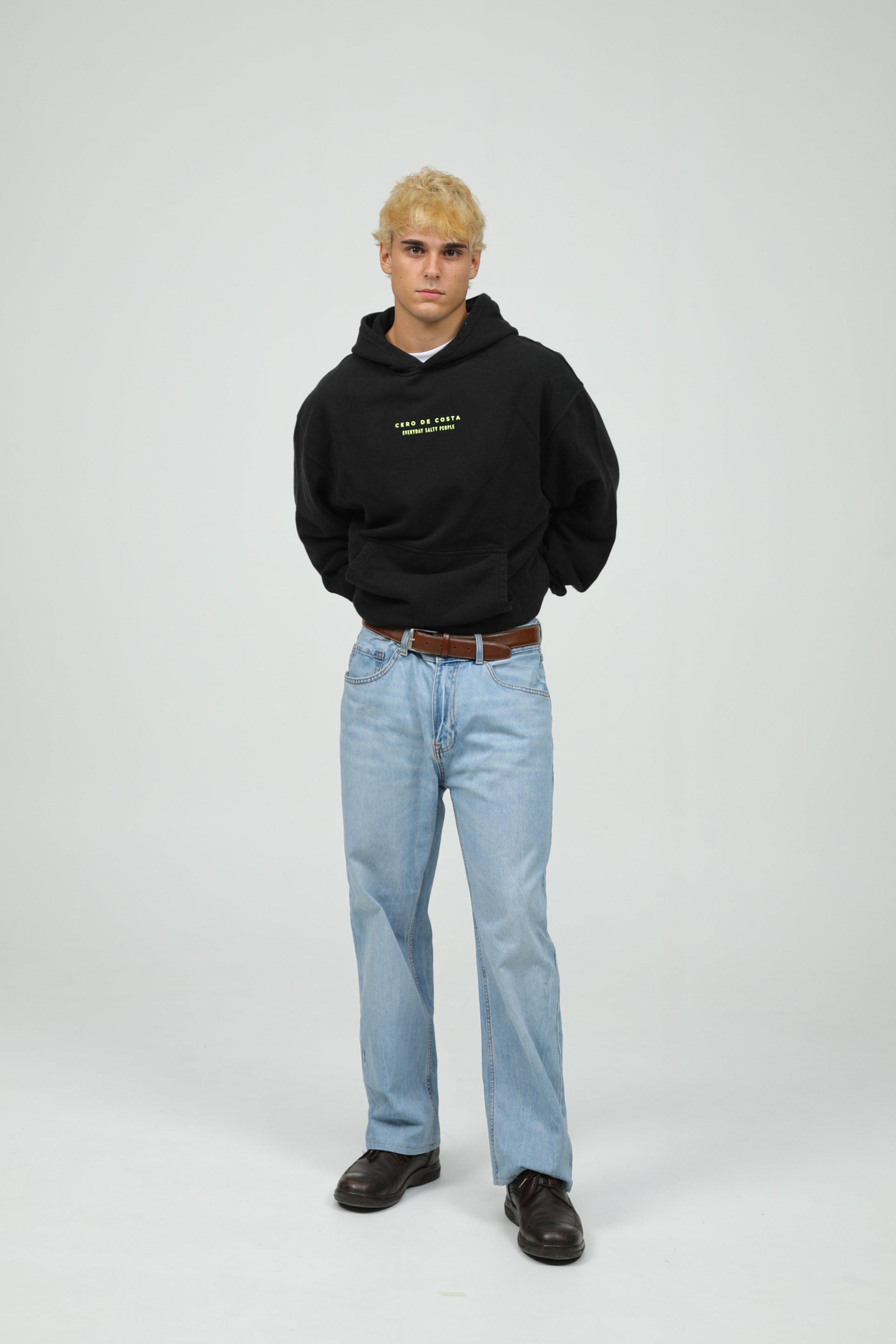 SUDADERA NEGRO/FLÚOR LOGO CERO CON CAPUCHA