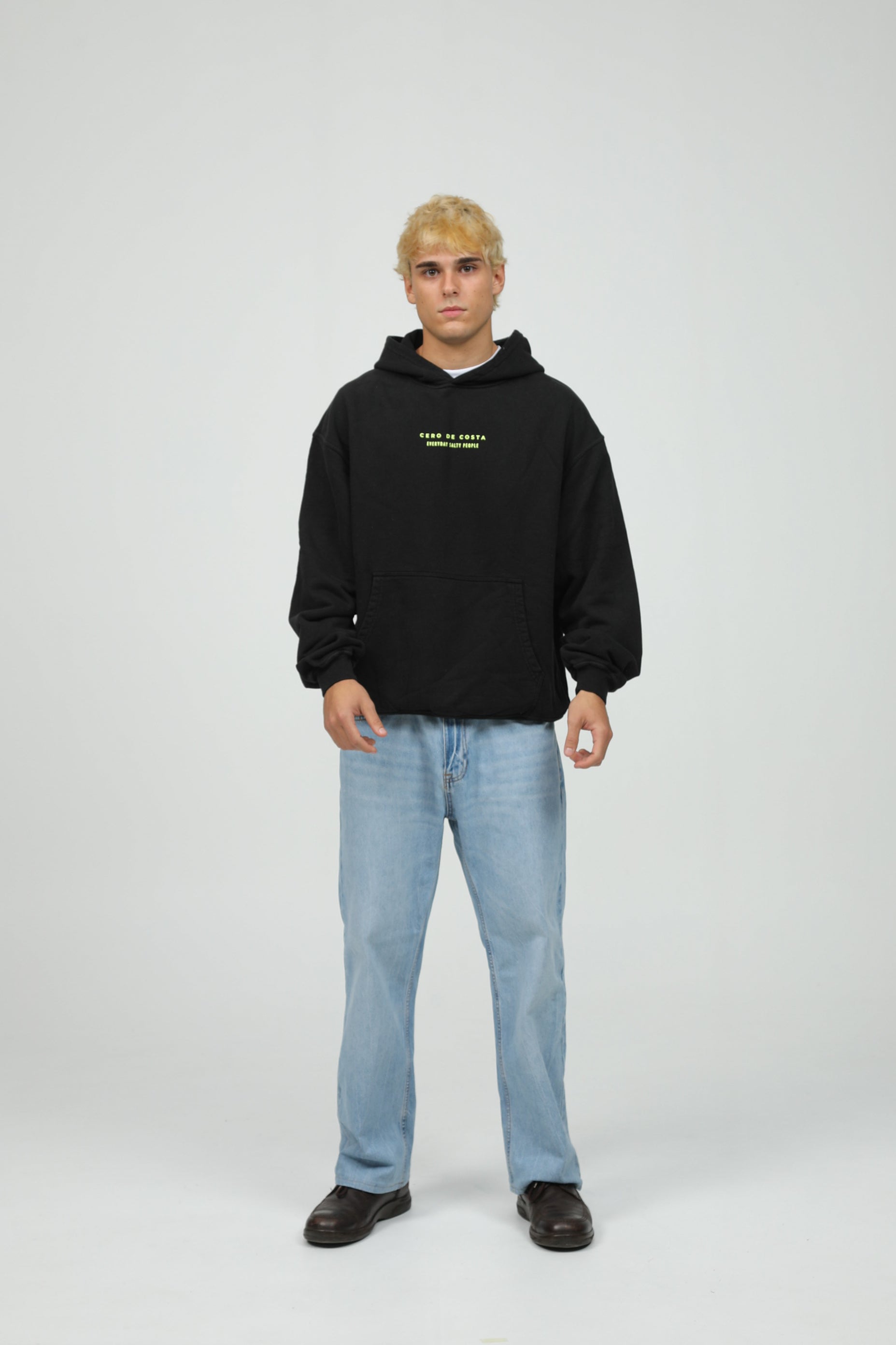 SUDADERA NEGRO/FLÚOR LOGO CERO CON CAPUCHA