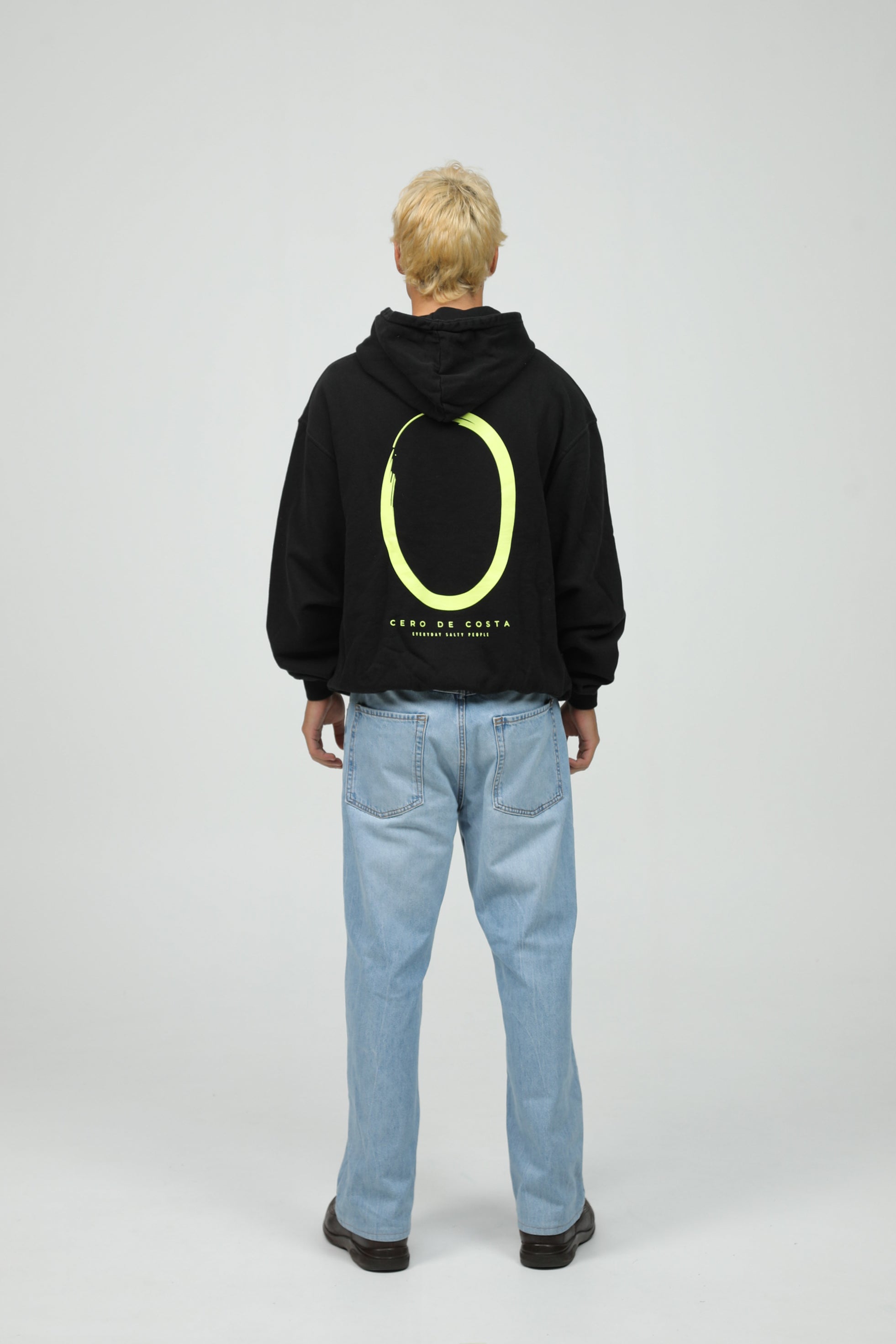 SUDADERA NEGRO/FLÚOR LOGO CERO CON CAPUCHA