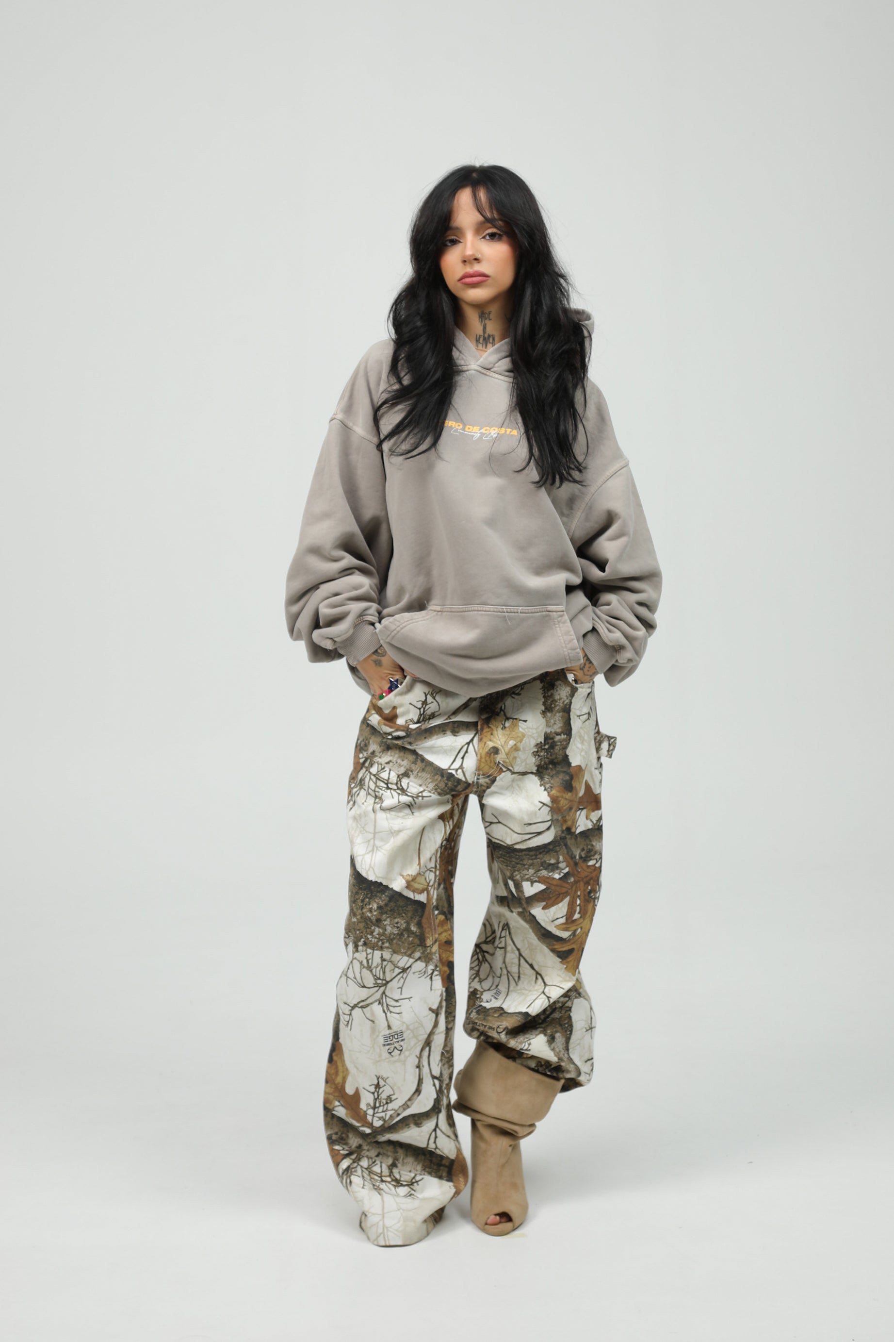 SUDADERA ANTRACITA DESGASTADA "CERO DE COSTA" PLAYAS SURF CON CAPUCHA