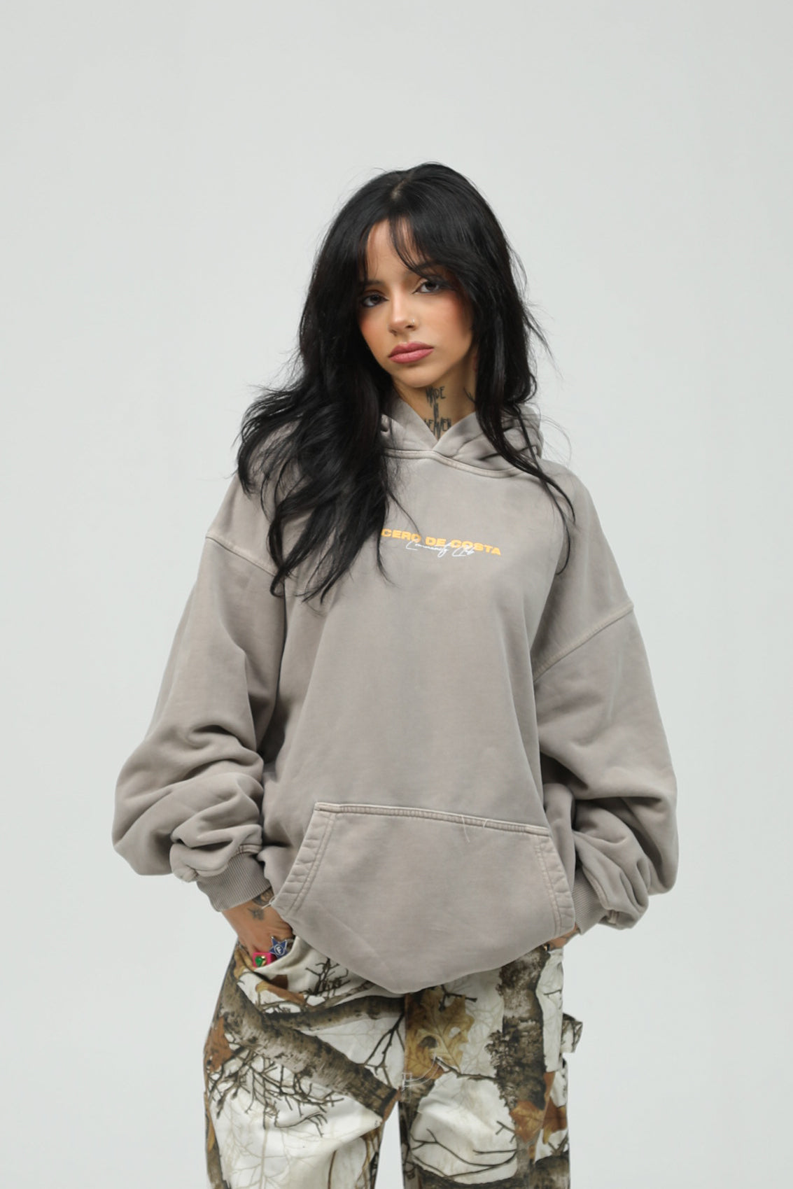 SUDADERA ANTRACITA DESGASTADA "CERO DE COSTA" PLAYAS SURF CON CAPUCHA