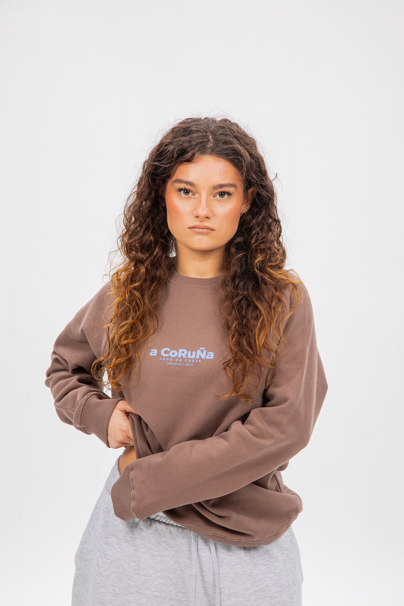 SUDADERA MARRÓN/CELESTE 