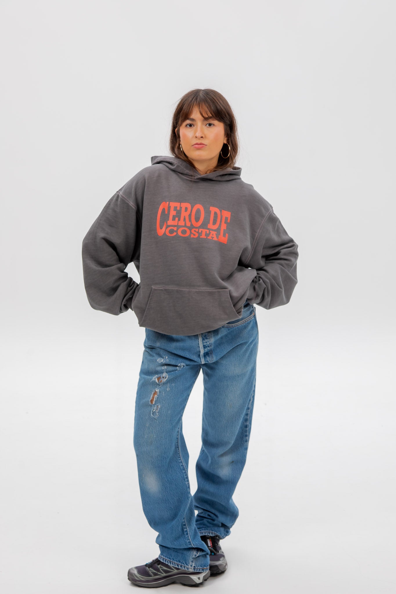 SUDADERA GRIS/ROJO LOGO "CERO DE COSTA" CON CAPUCHA