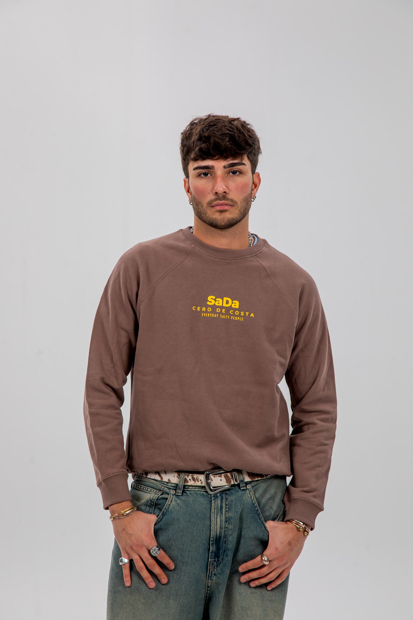 SUDADERA MARRÓN/AMARILLO "SADA"