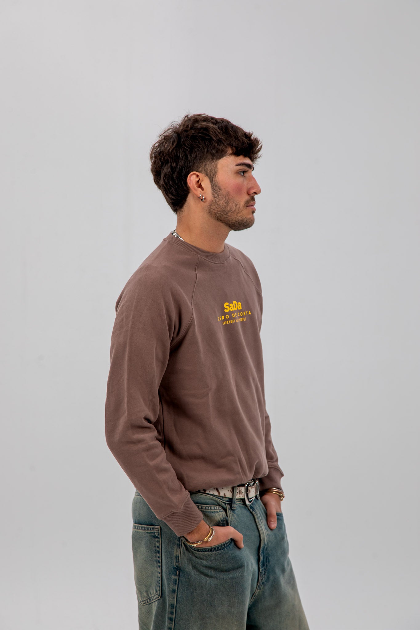 SUDADERA MARRÓN/AMARILLO "SADA"