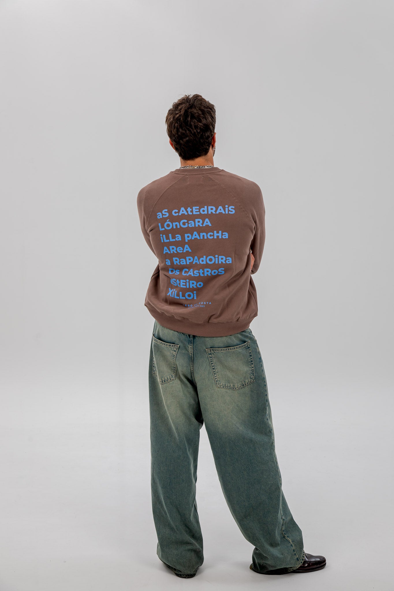 SUDADERA MARRÓN/CELESTE 