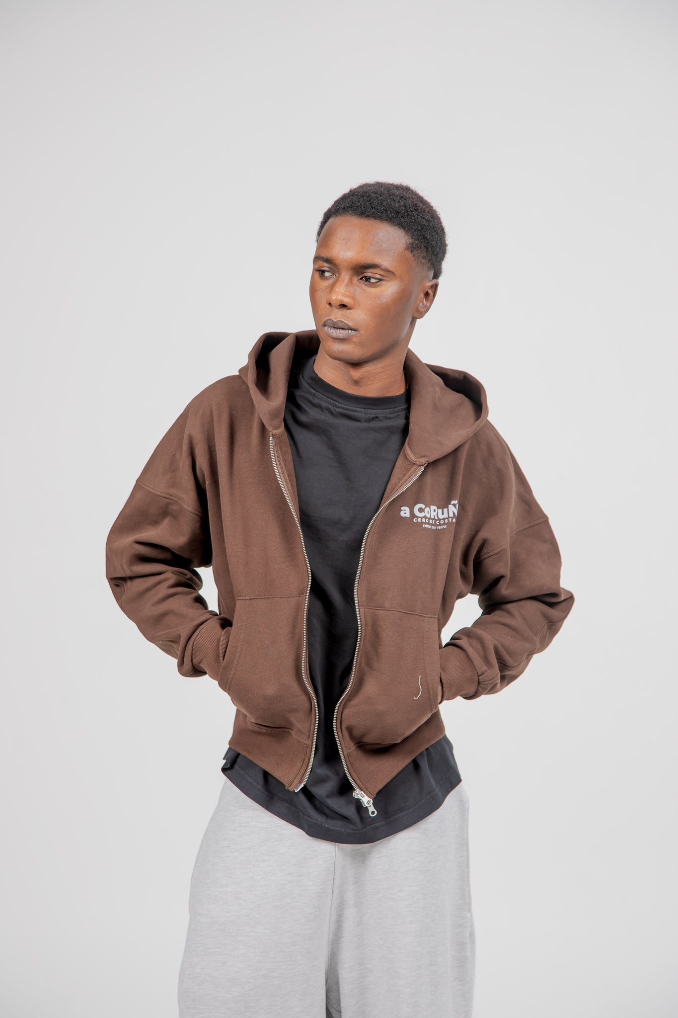 SUDADERA MARRÓN/CELESTE "A CORUÑA" CREMALLERA CORTA