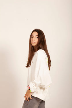 SUDADERA CORTA BLANCO/FLÚOR "PUENTEDEUME" SIN CAPUCHA
