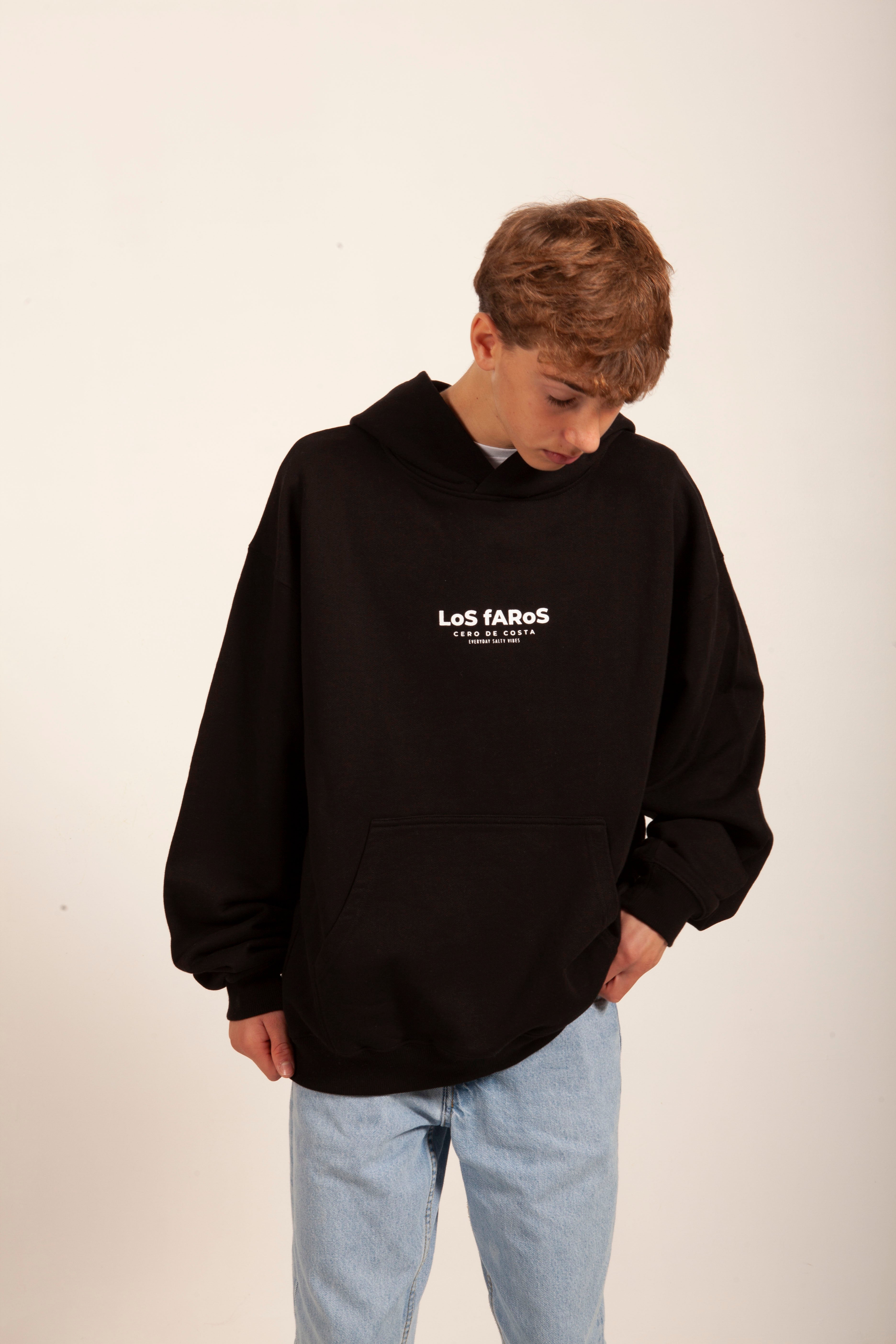 SUDADERA NEGRO/BLANCO "LOS FAROS" CON CAPUCHA