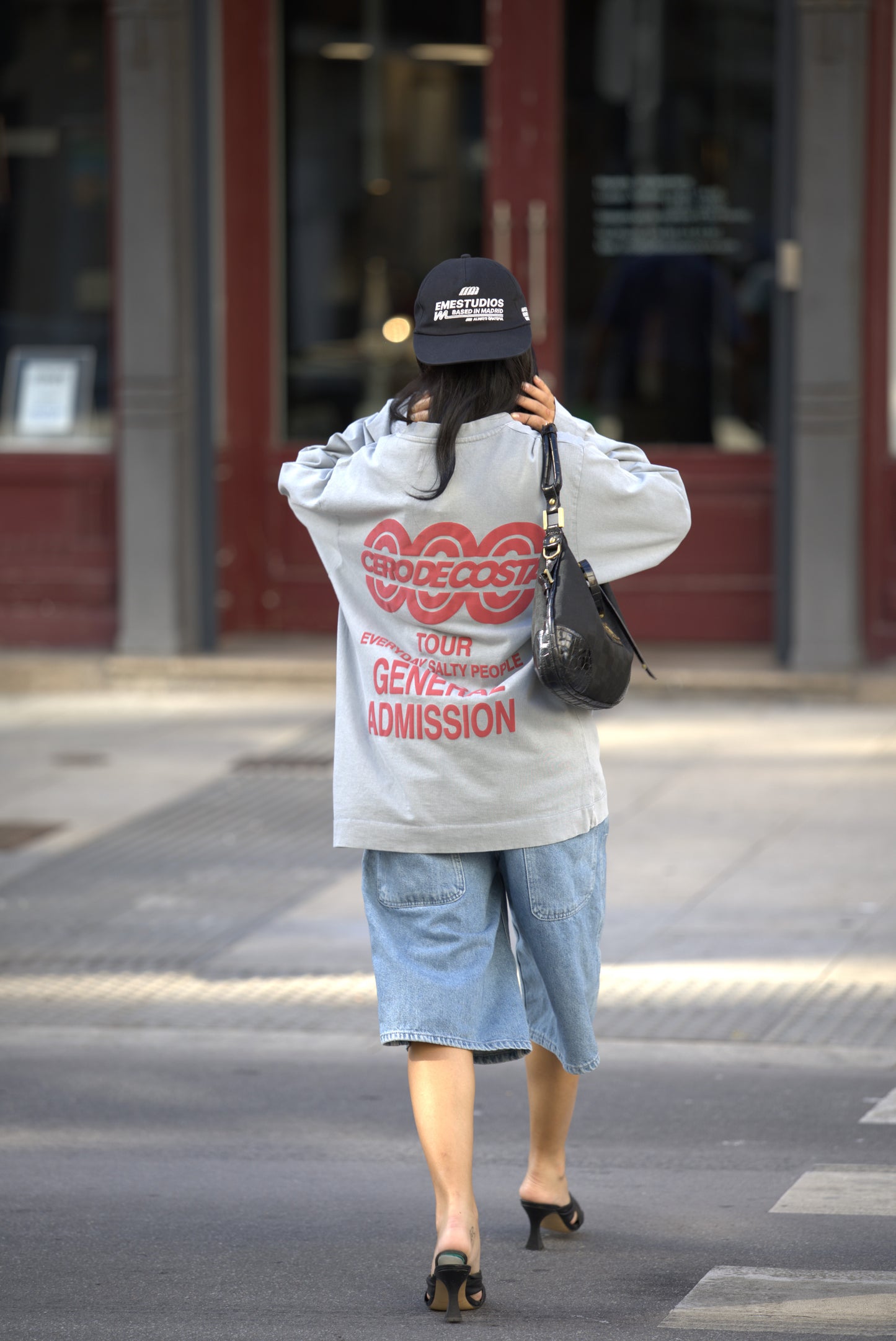 CAMISETA GRIS/ROJO "TOUR LOGO" MANGA LARGA