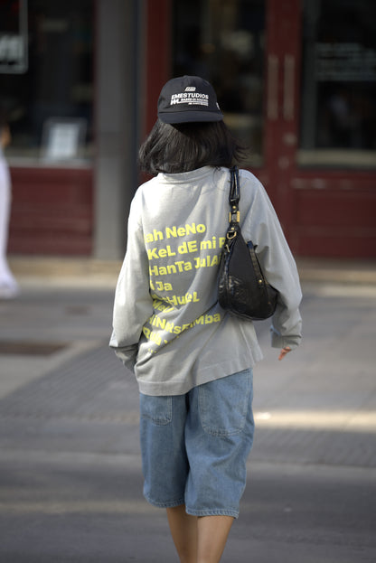 CAMISETA GRIS/AMARILLO "KORU CITY" MANGA LARGA
