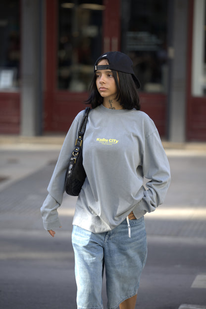 CAMISETA GRIS/AMARILLO "KORU CITY" MANGA LARGA