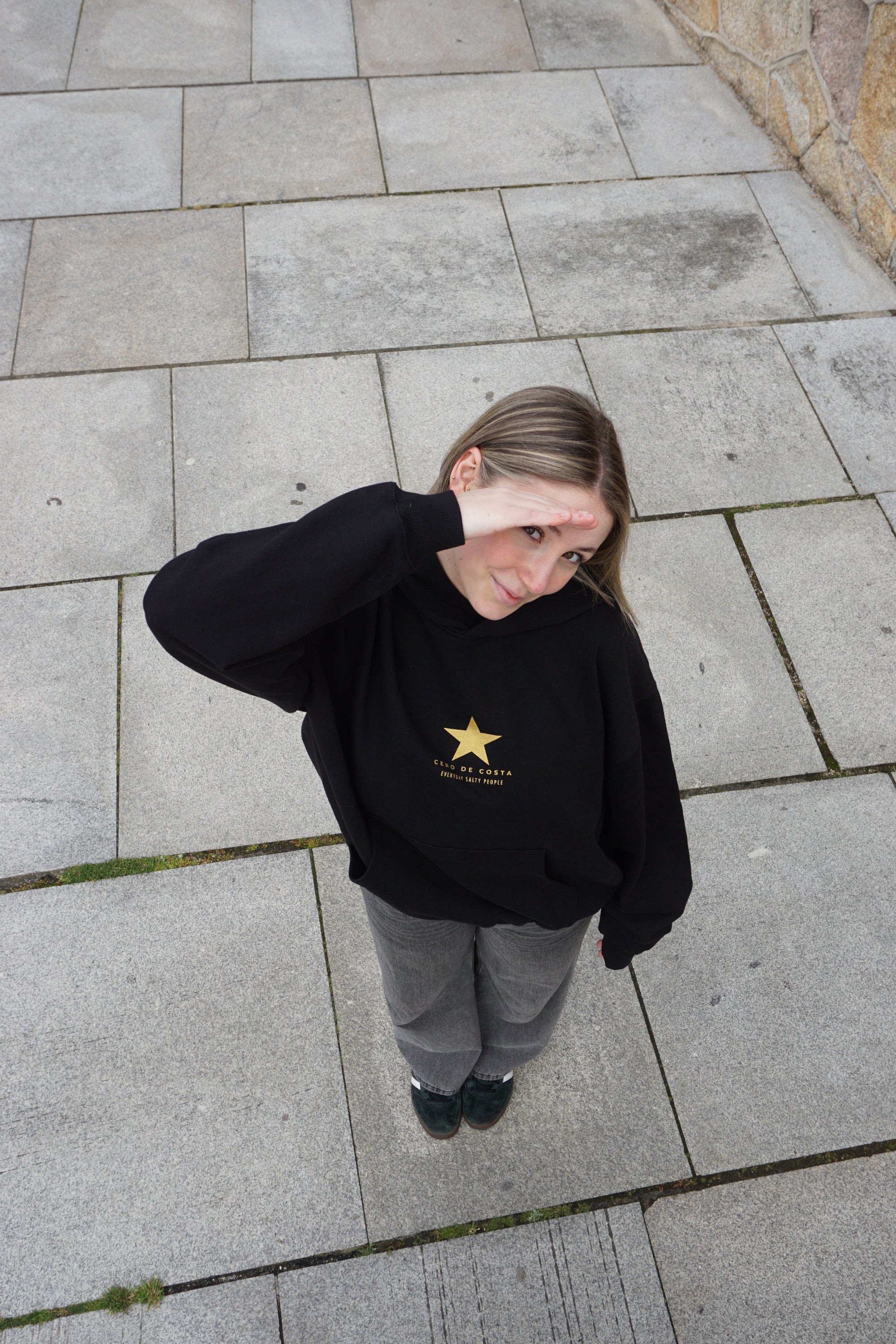 SUDADERA NEGRO/DORADO PLAYAS SURF ESTRELLA CON CAPUCHA