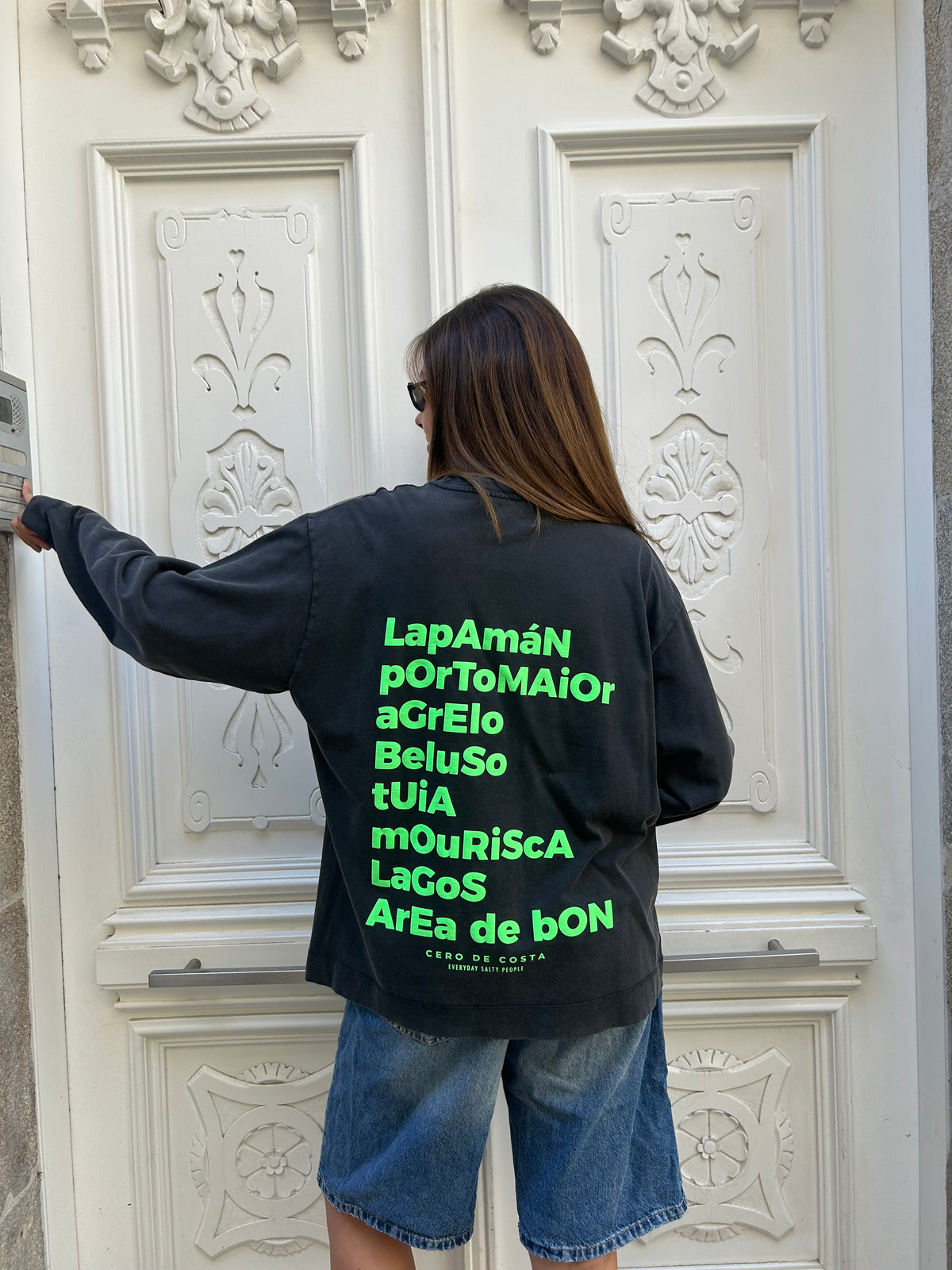 CAMISETA ANTRACITA/VERDE-FLÚOR "BUEU" MANGA LARGA