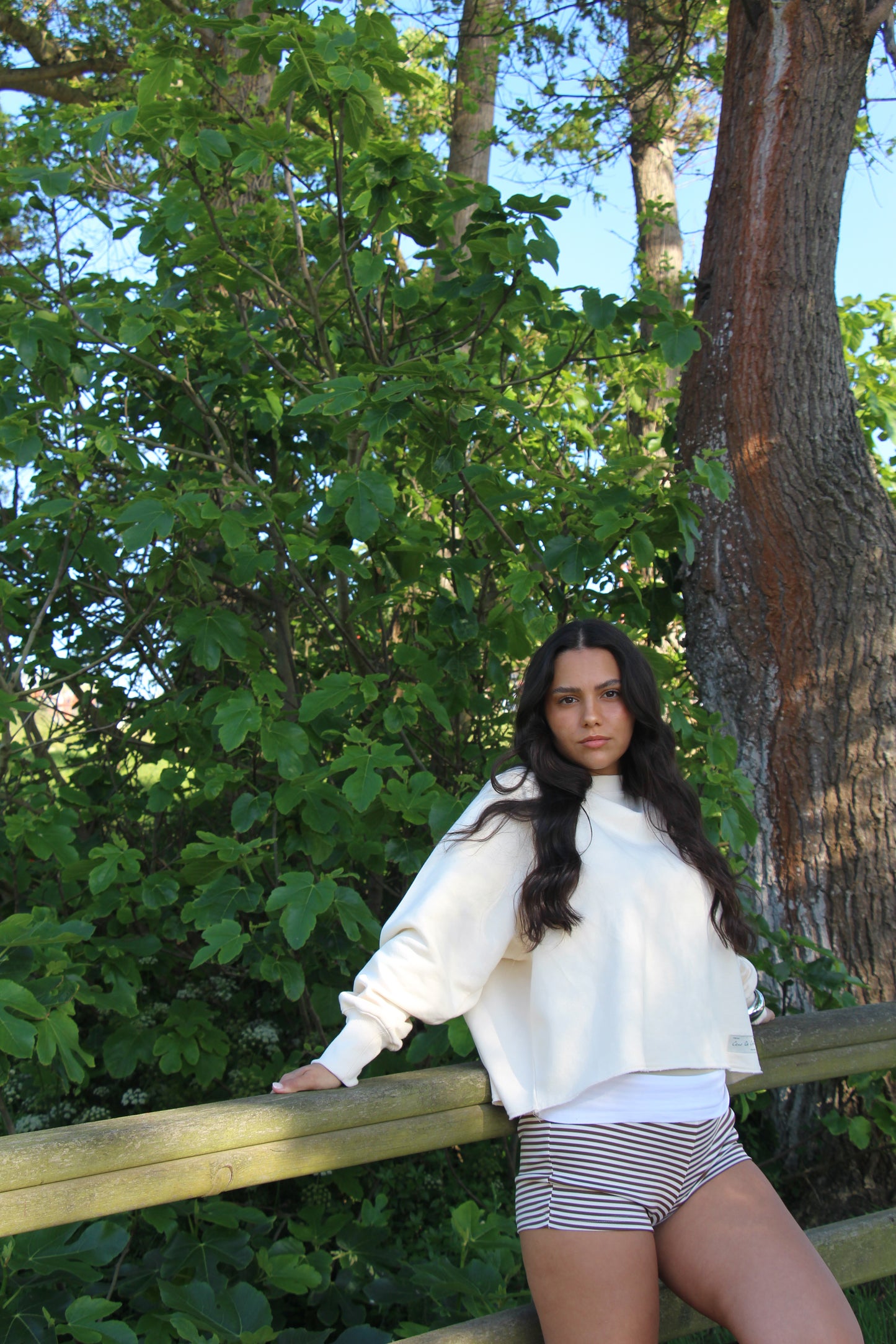 SUDADERA BEIGE/SC "PARCHE" SIN CENEFA