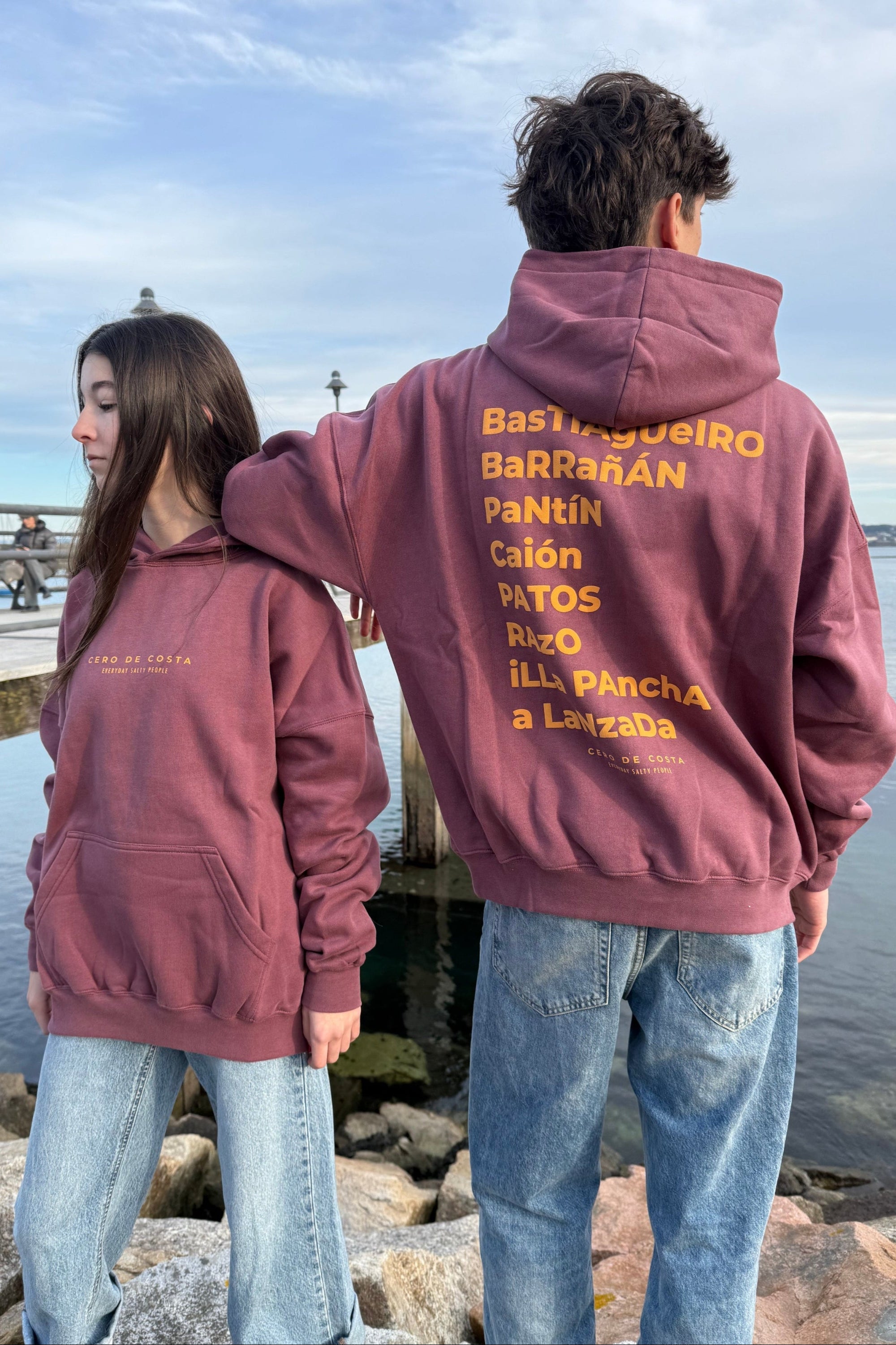 SUDADERA GRANATE/MOSTAZA "CERO DE COSTA" PLAYAS SURF CON CAPUCHA