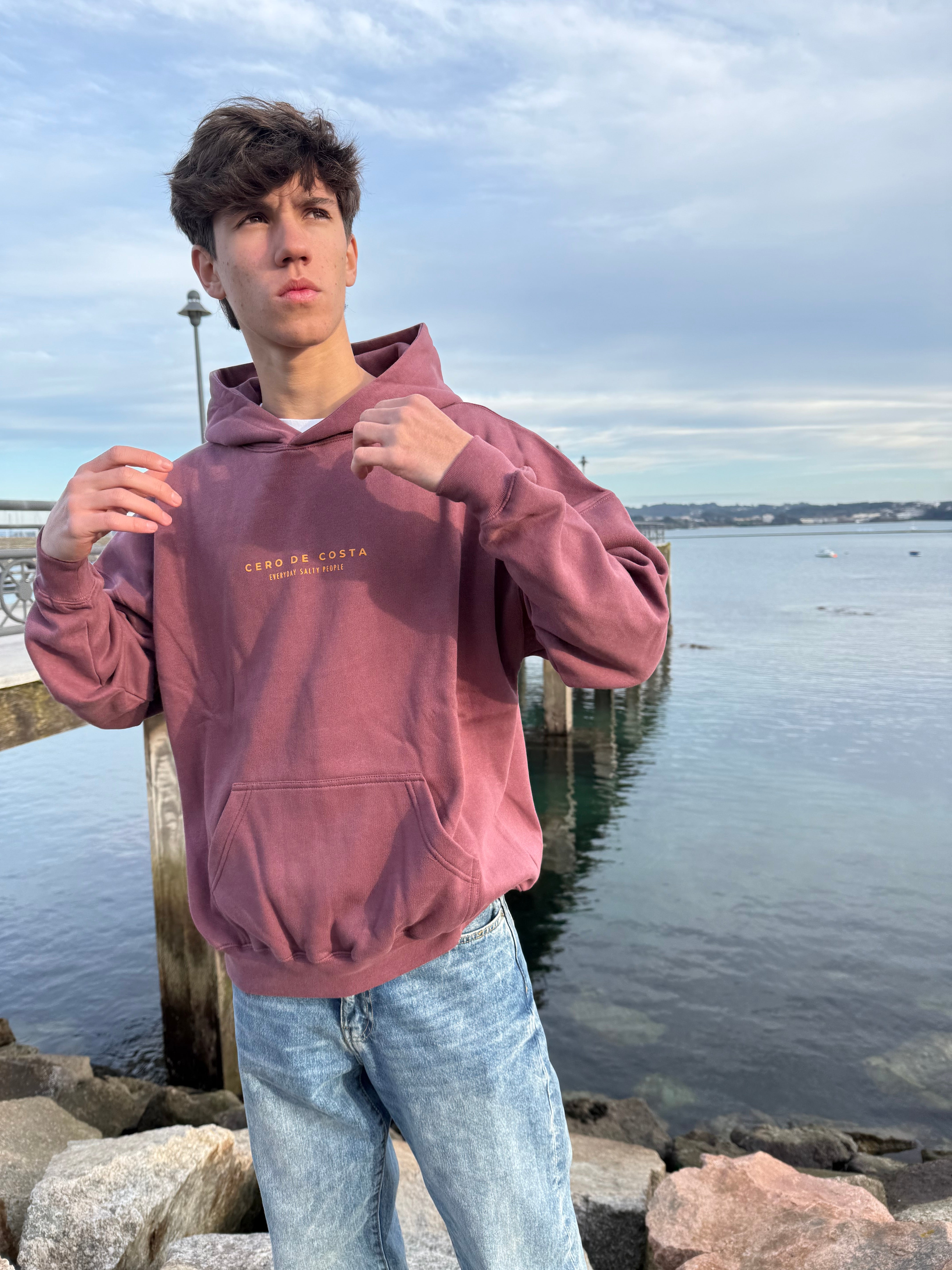 SUDADERA GRANATE/MOSTAZA "CERO DE COSTA" PLAYAS SURF CON CAPUCHA