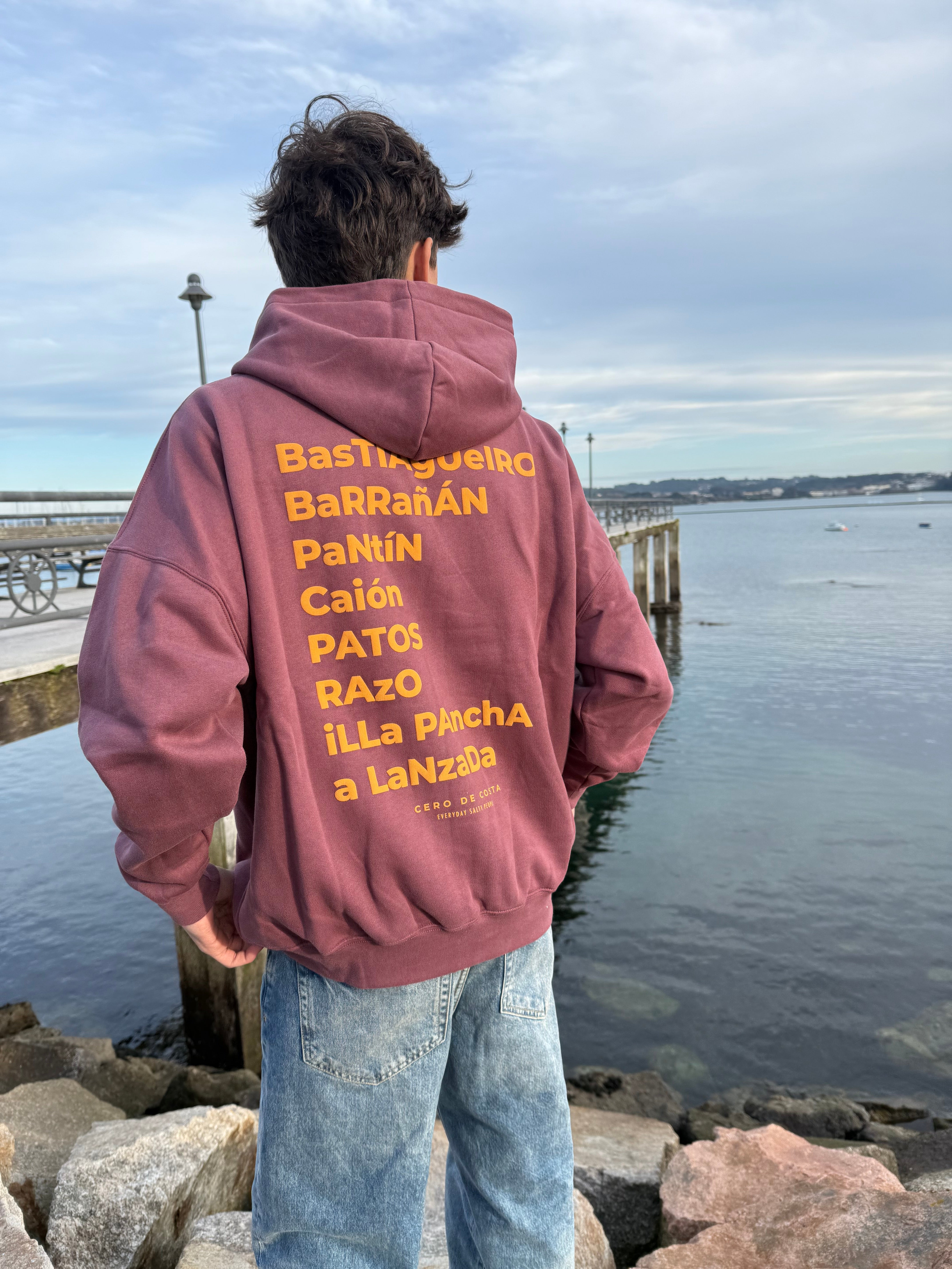 SUDADERA GRANATE/MOSTAZA "CERO DE COSTA" PLAYAS SURF CON CAPUCHA