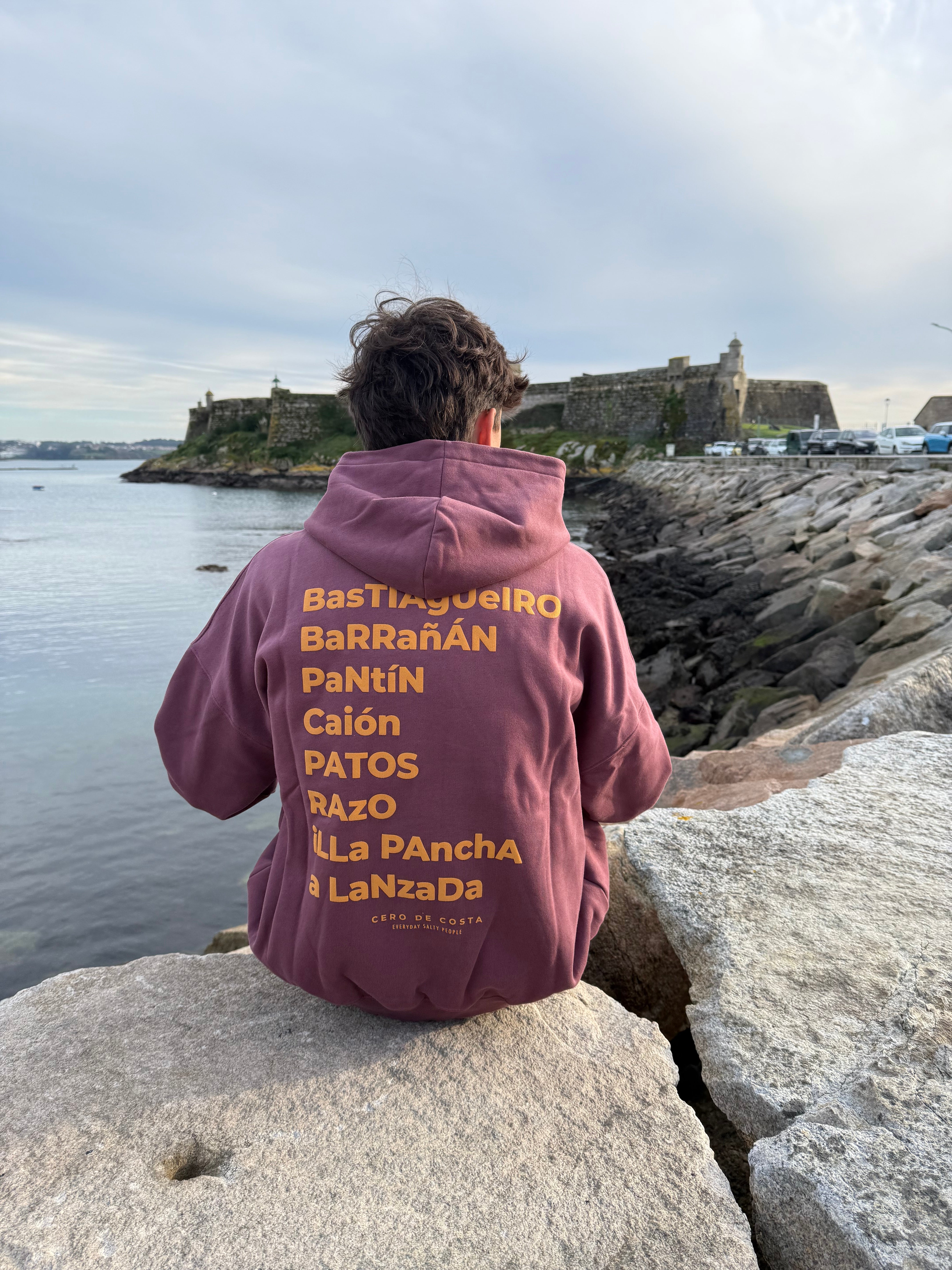 SUDADERA GRANATE/MOSTAZA "CERO DE COSTA" PLAYAS SURF CON CAPUCHA