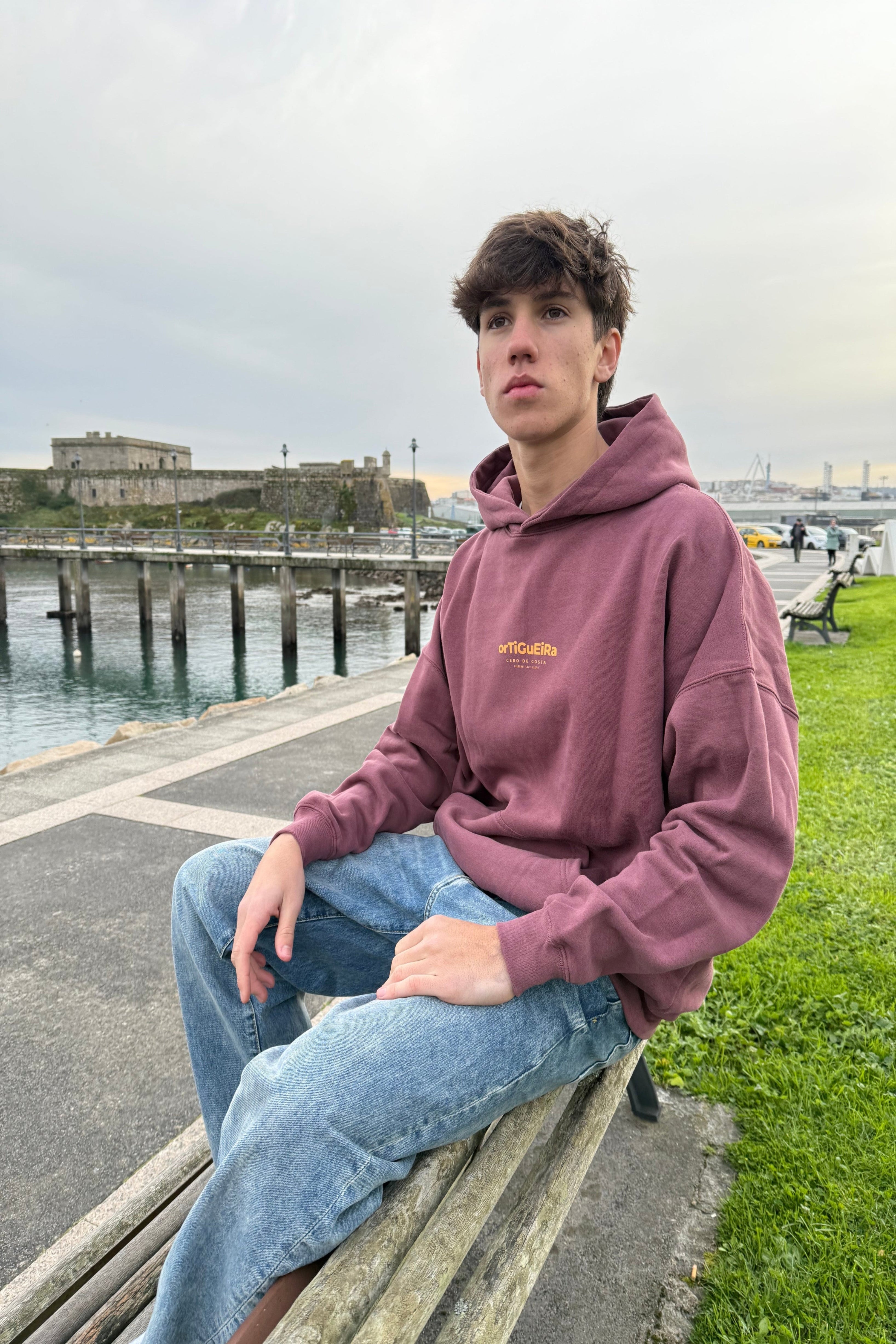 SUDADERA GRANATE/MOSTAZA "ORTIGUEIRA" CON CAPUCHA