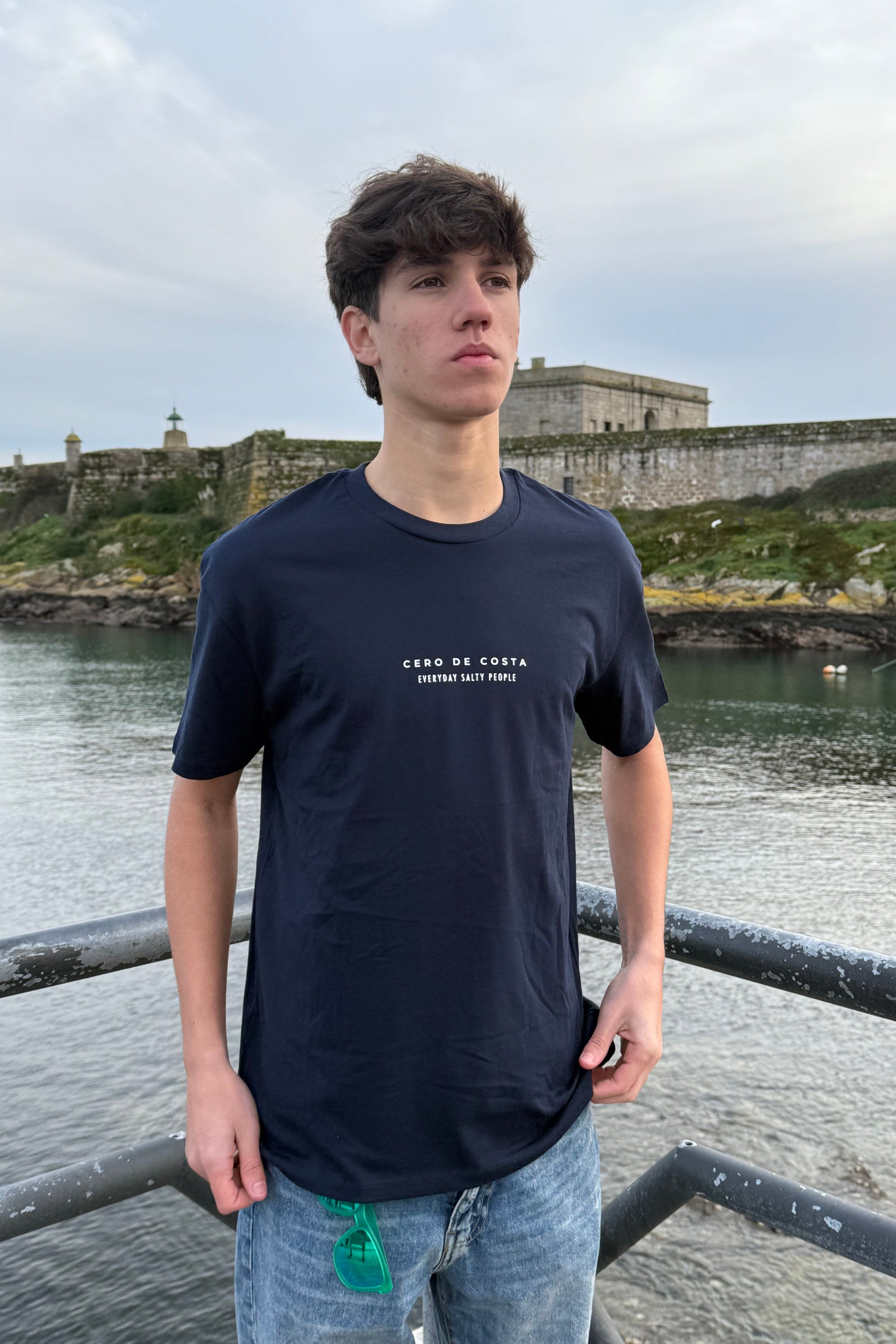 CAMISETA ALGODÓN ORGÁNICO MARINO/BLANCO “CERO DE COSTA” PLAYAS SURF