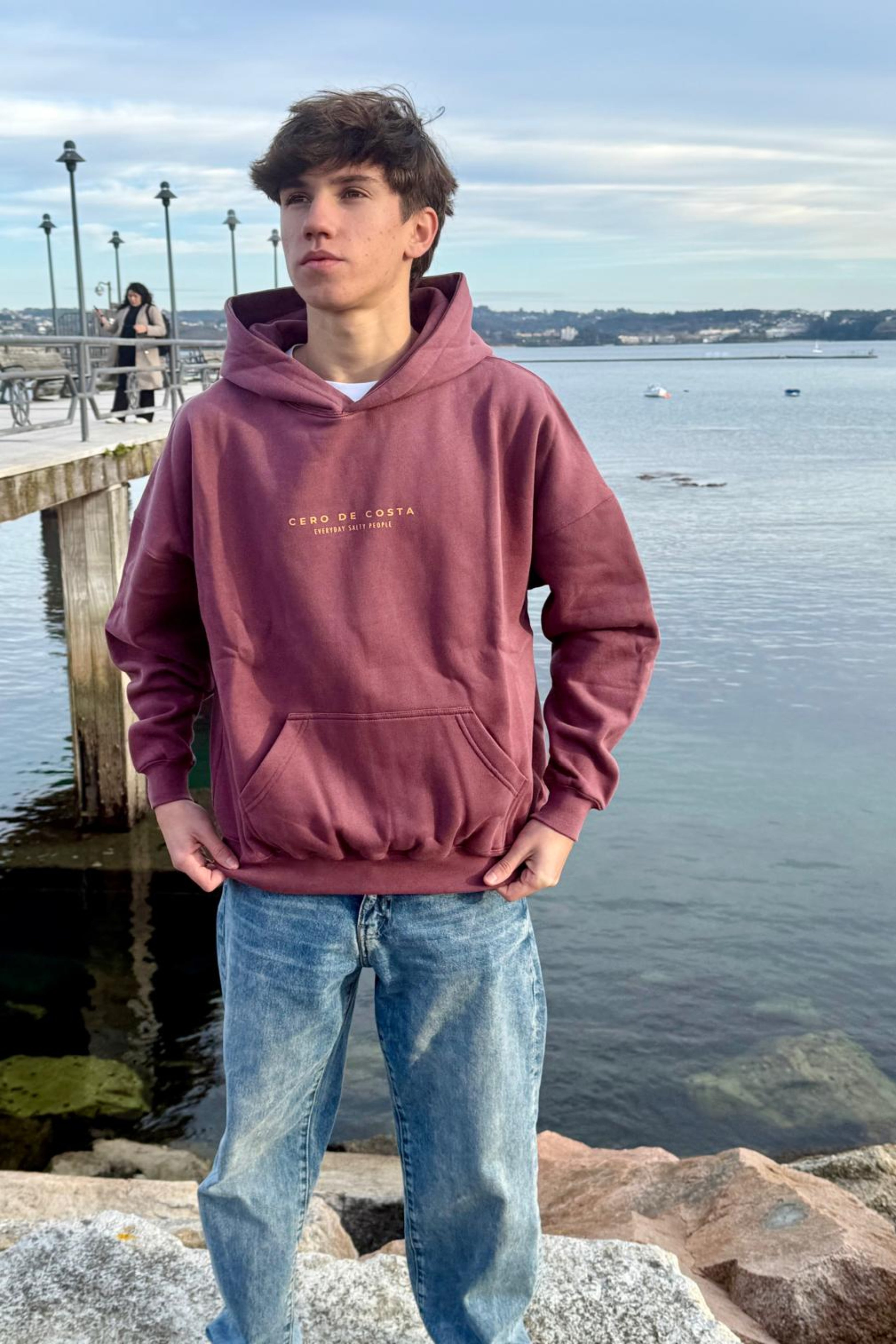 SUDADERA GRANATE/MOSTAZA "CERO DE COSTA" PLAYAS SURF CON CAPUCHA