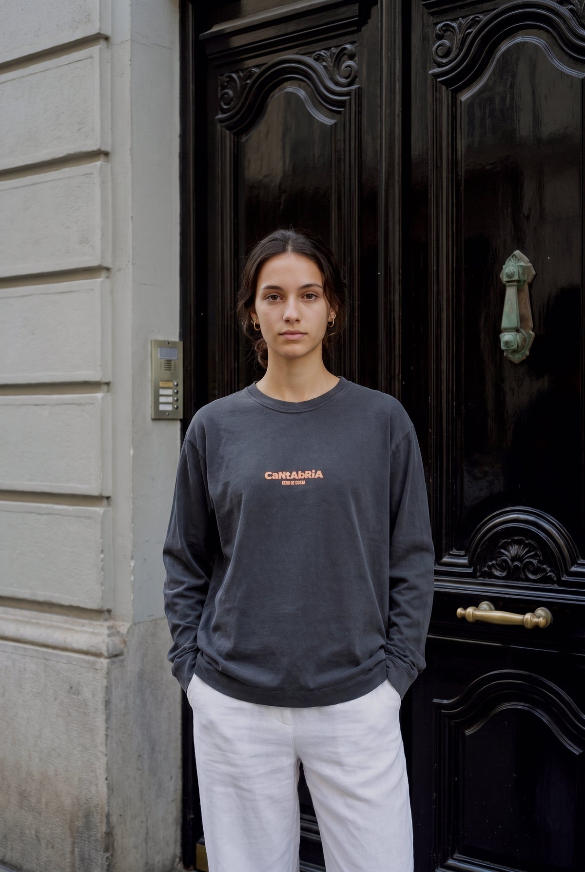 Camiseta manga larga antracita «Cantabria» de Cero de Costa con estampado naranja flúor en el pecho, vista de frente