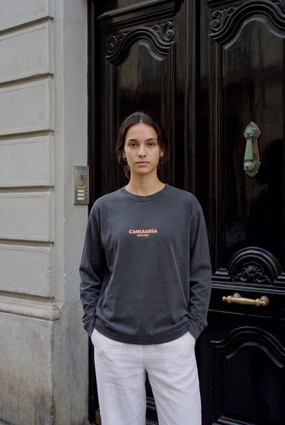 Camiseta manga larga antracita «Cantabria» de Cero de Costa con estampado naranja flúor en el pecho, vista de frente